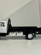 Jada Toys International DuraStar 4400 Flat Bed 1:24 (blanco) – La grúa/plataforma mediana más icónica, en miniatura - Miniatura 9