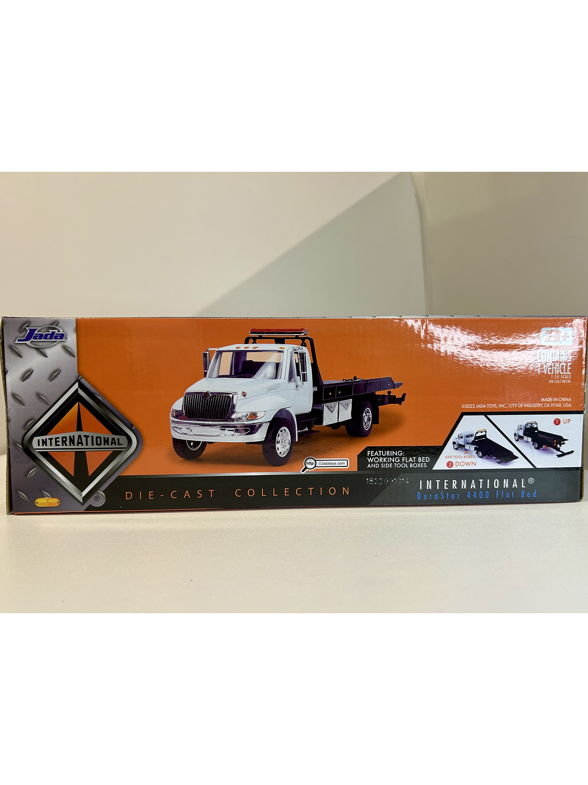 Jada Toys International DuraStar 4400 Flat Bed 1:24 (blanco) – La grúa/plataforma mediana más icónica, en miniatura 11