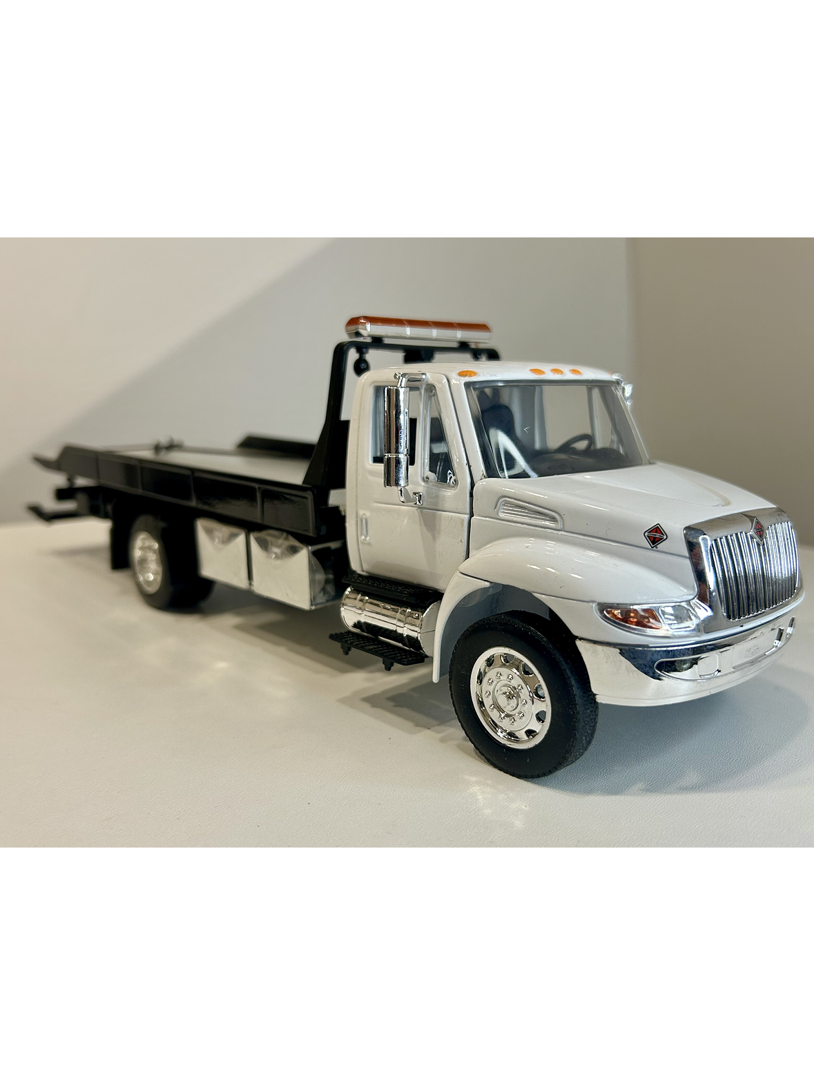 Jada Toys International DuraStar 4400 Flat Bed 1:24 (blanco) – La grúa/plataforma mediana más icónica, en miniatura 4