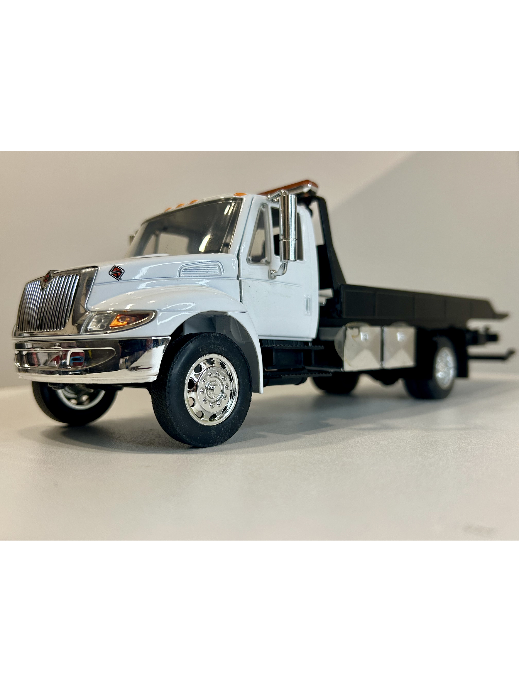Jada Toys International DuraStar 4400 Flat Bed 1:24 (blanco) – La grúa/plataforma mediana más icónica, en miniatura 2