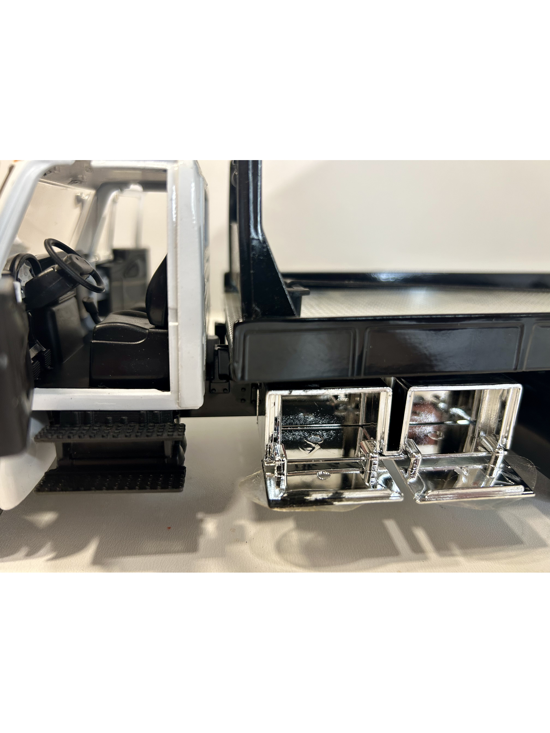 Jada Toys International DuraStar 4400 Flat Bed 1:24 (blanco) – La grúa/plataforma mediana más icónica, en miniatura 10