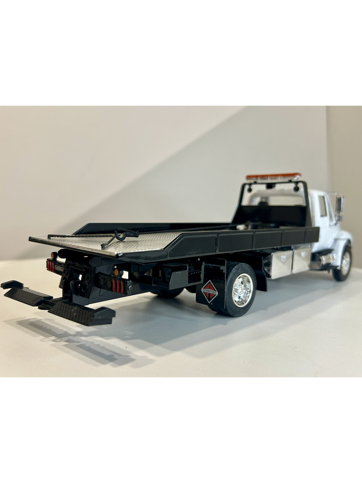 Jada Toys International DuraStar 4400 Flat Bed 1:24 (blanco) – La grúa/plataforma mediana más icónica, en miniatura 6