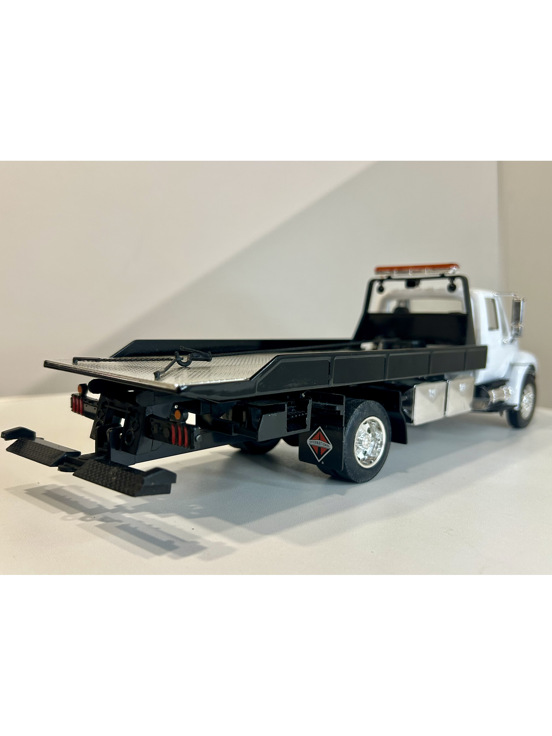 Jada Toys International DuraStar 4400 Flat Bed 1:24 (blanco) – La grúa/plataforma mediana más icónica, en miniatura 6