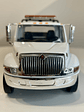 Jada Toys International DuraStar 4400 Flat Bed 1:24 (blanco) – La grúa/plataforma mediana más icónica, en miniatura - Miniatura 3