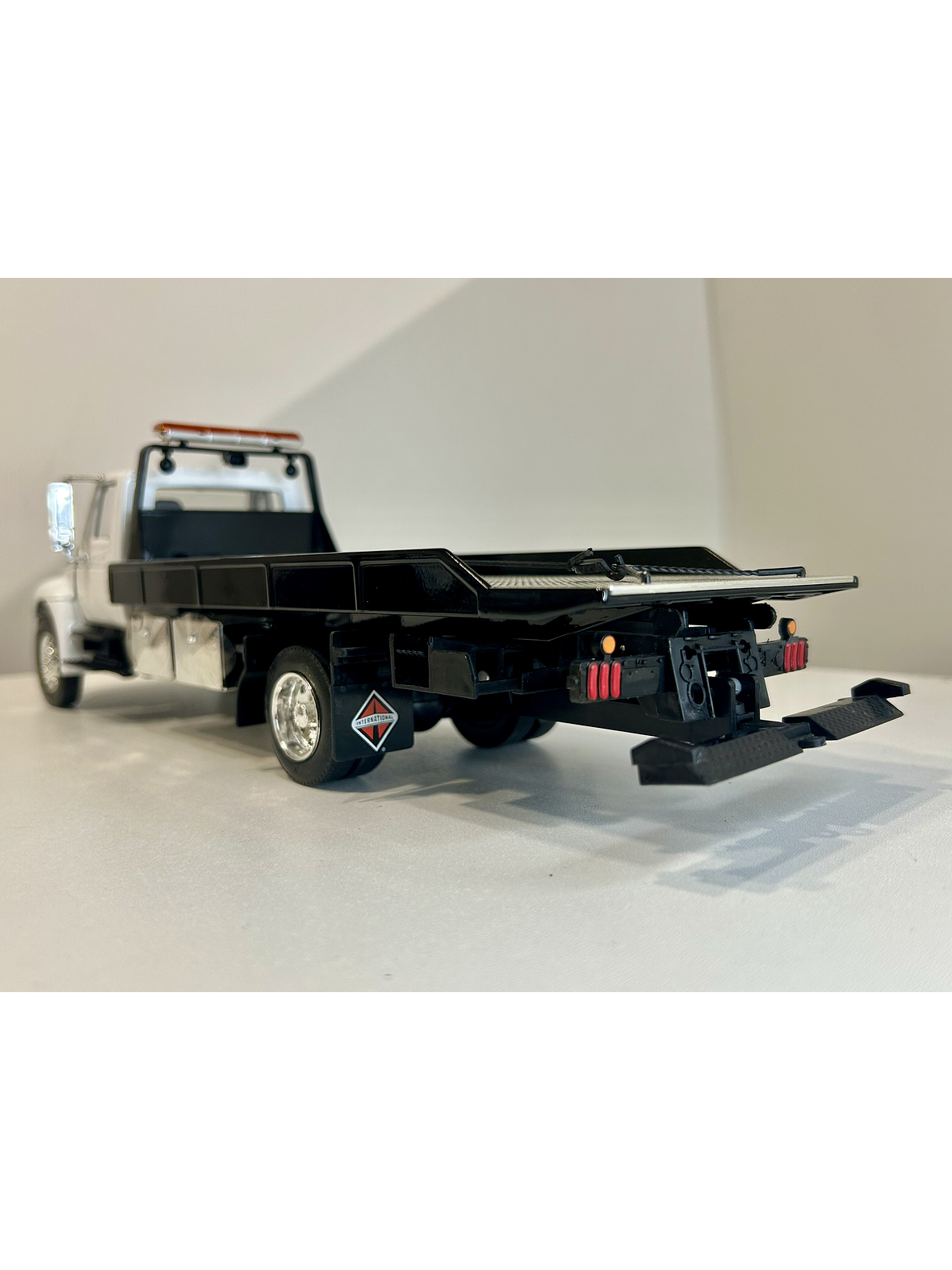 Jada Toys International DuraStar 4400 Flat Bed 1:24 (blanco) – La grúa/plataforma mediana más icónica, en miniatura 8