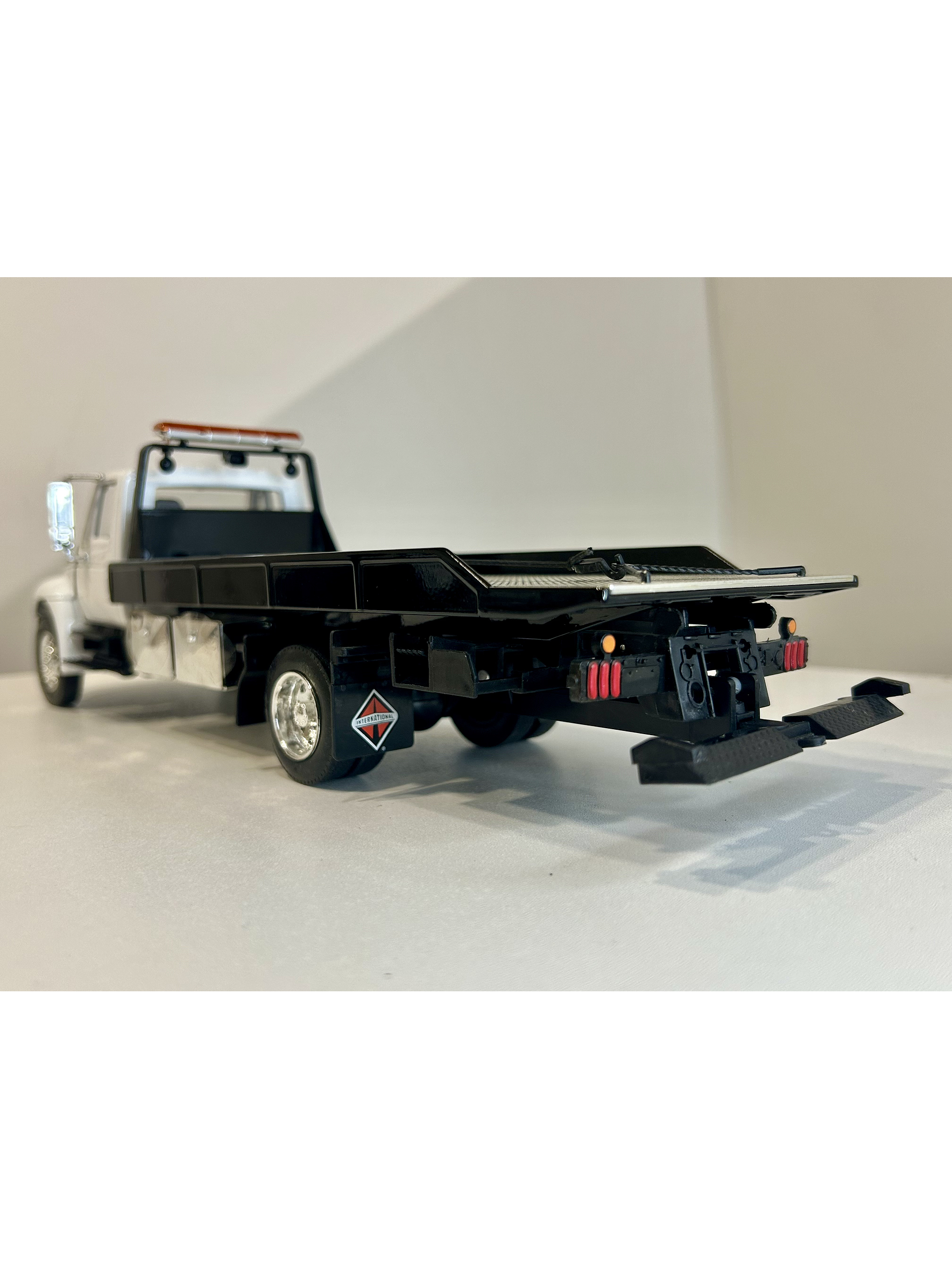 Jada Toys International DuraStar 4400 Flat Bed 1:24 (blanco) – La grúa/plataforma mediana más icónica, en miniatura 8