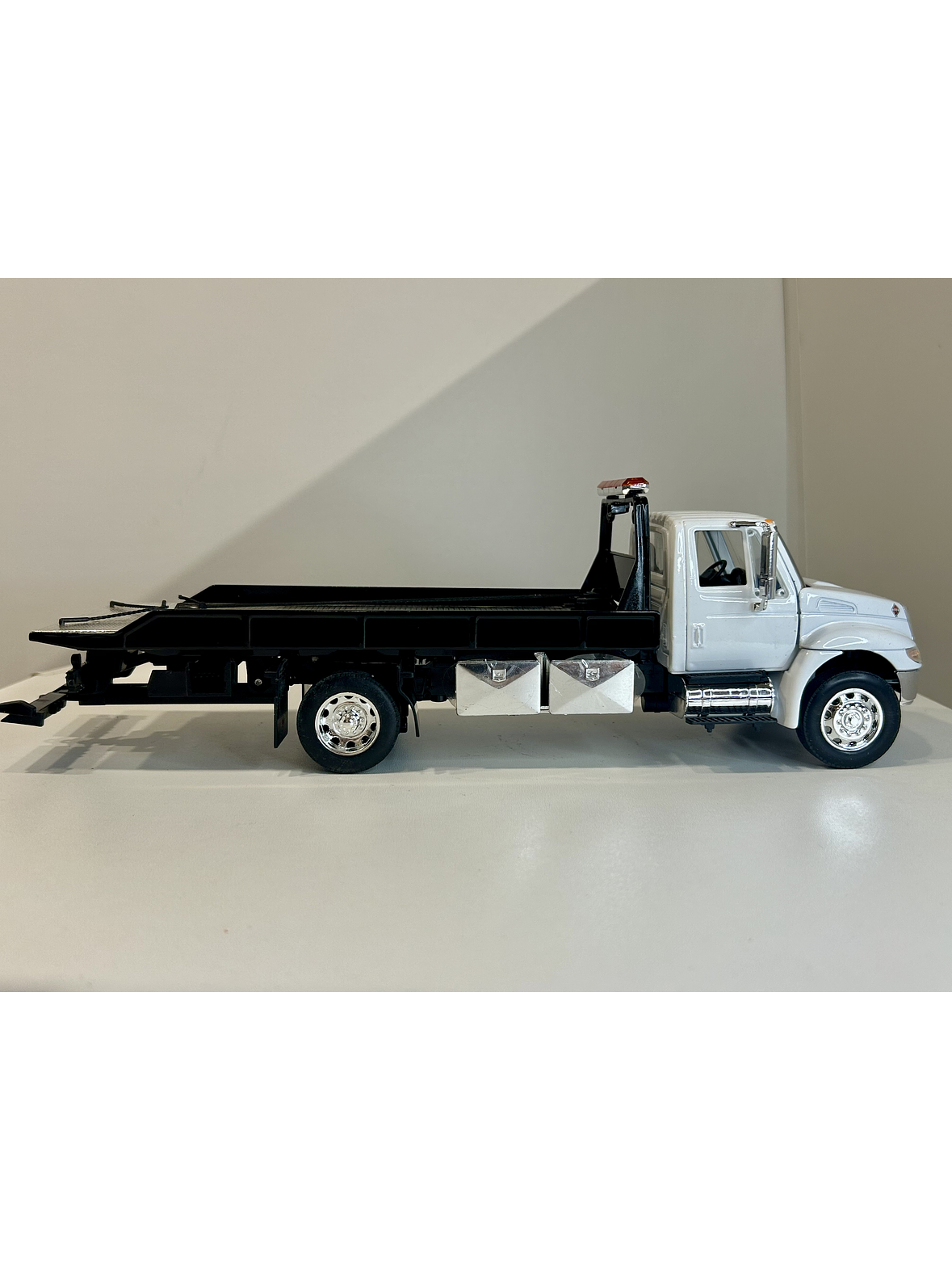 Jada Toys International DuraStar 4400 Flat Bed 1:24 (blanco) – La grúa/plataforma mediana más icónica, en miniatura 5
