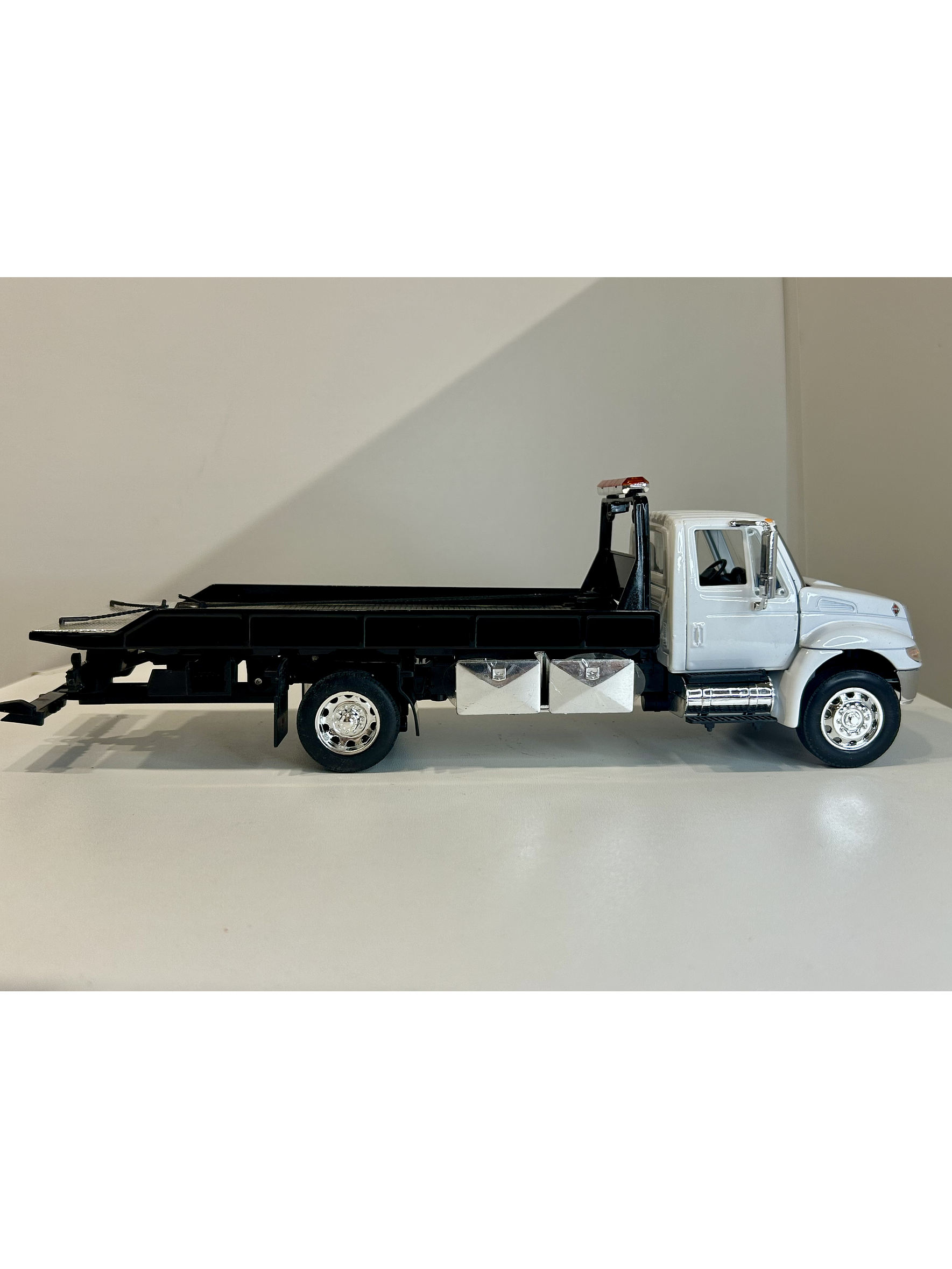 Jada Toys International DuraStar 4400 Flat Bed 1:24 (blanco) – La grúa/plataforma mediana más icónica, en miniatura 5