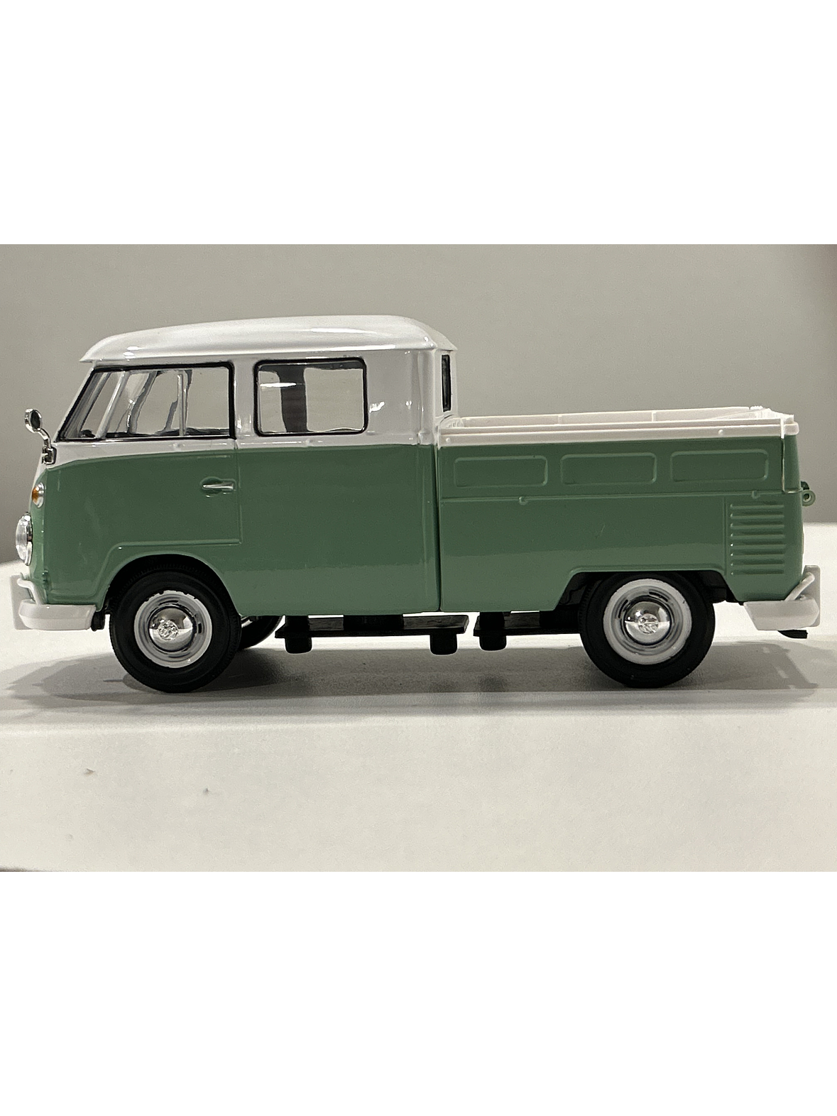 Motormax Volkswagen T1 DoKa (Double Cab Pickup), 1:24 – Timeless Legends 9