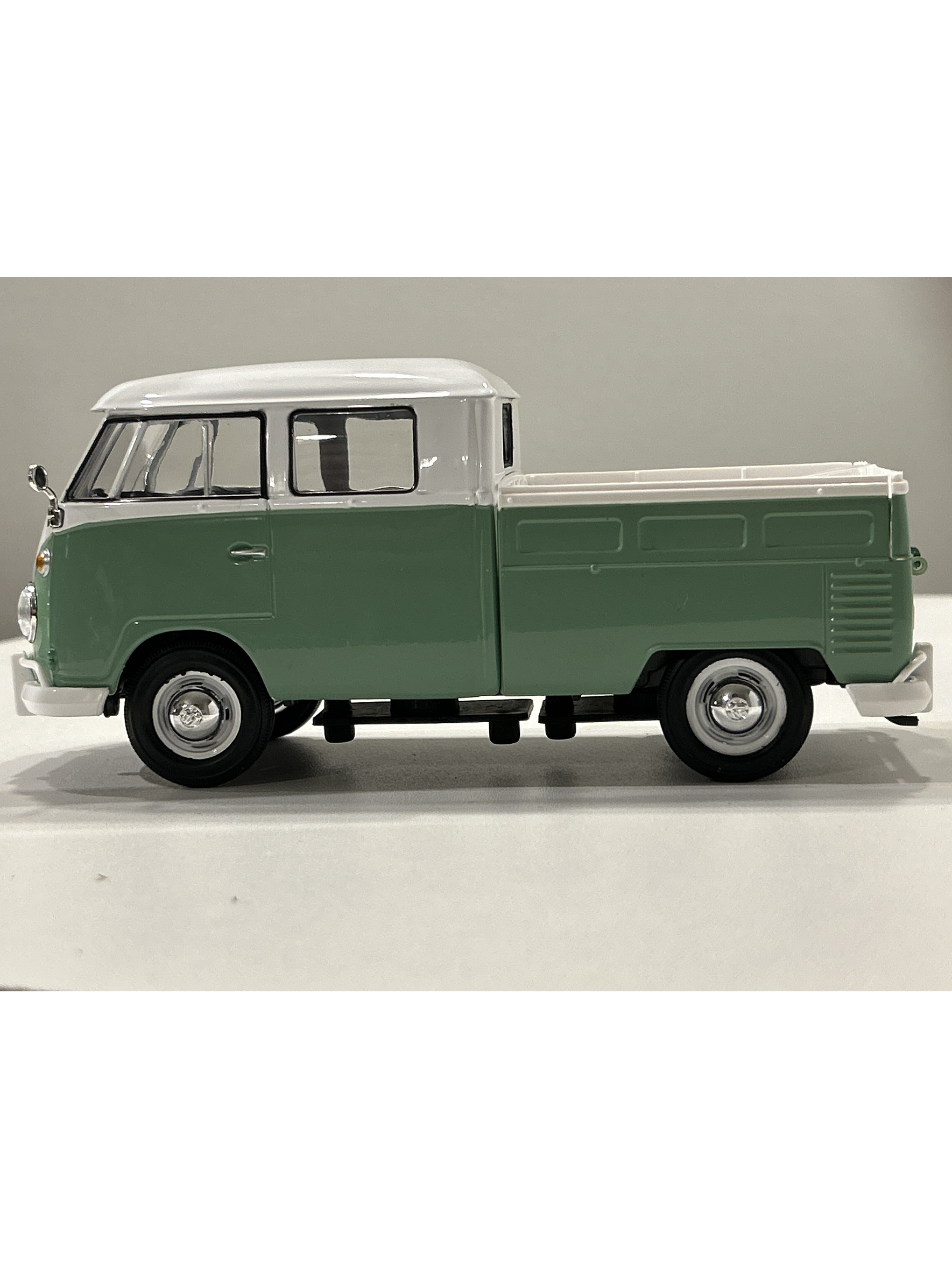 Motormax Volkswagen T1 DoKa (Double Cab Pickup), 1:24 – Timeless Legends 9