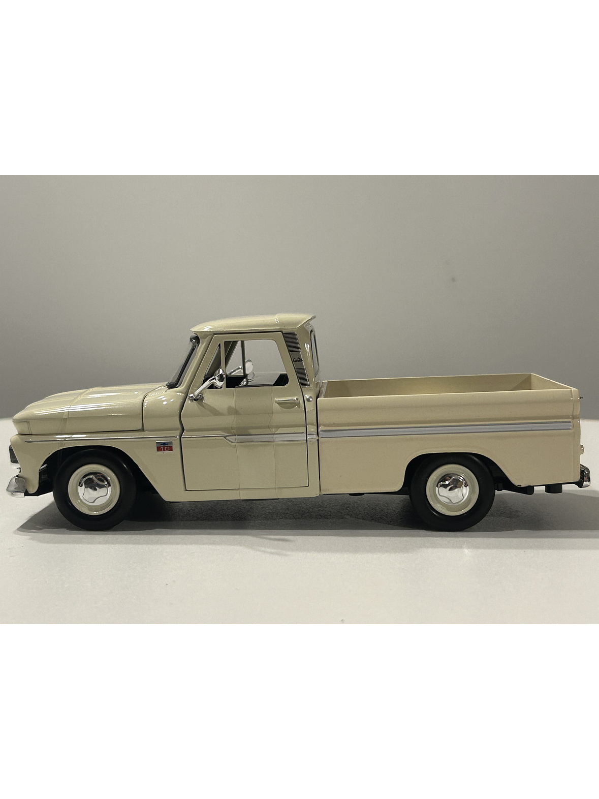 Motormax Chevrolet C10 Fleetside Pick-Up 1966, 1:24 – Clásico “C-10” primera generación | Ruta Nostalgia Chile 9