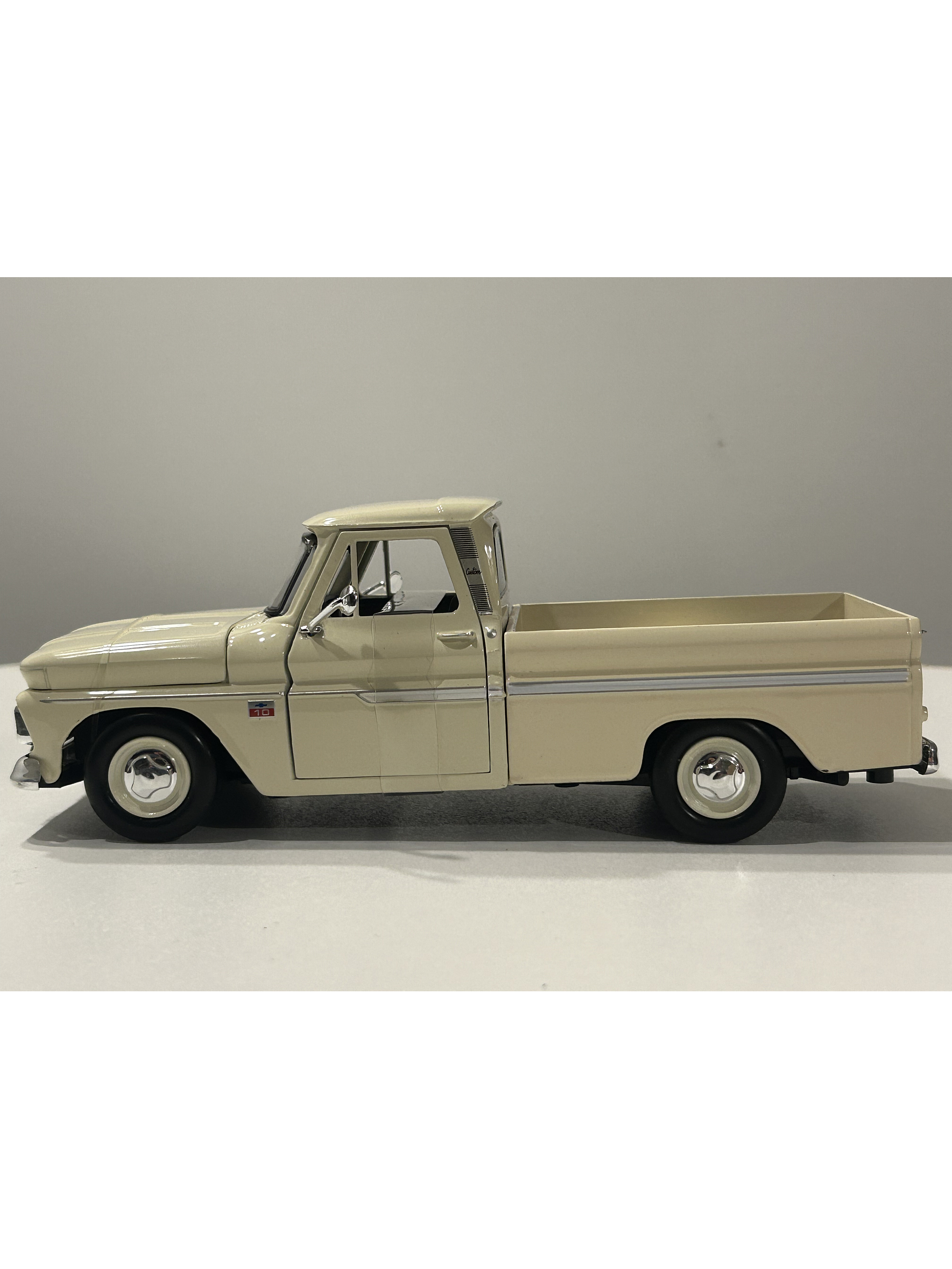 Motormax Chevrolet C10 Fleetside Pick-Up 1966, 1:24 – Clásico “C-10” primera generación | Ruta Nostalgia Chile 9