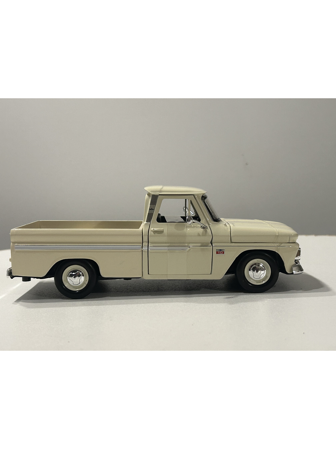 Motormax Chevrolet C10 Fleetside Pick-Up 1966, 1:24 – Clásico “C-10” primera generación | Ruta Nostalgia Chile 5