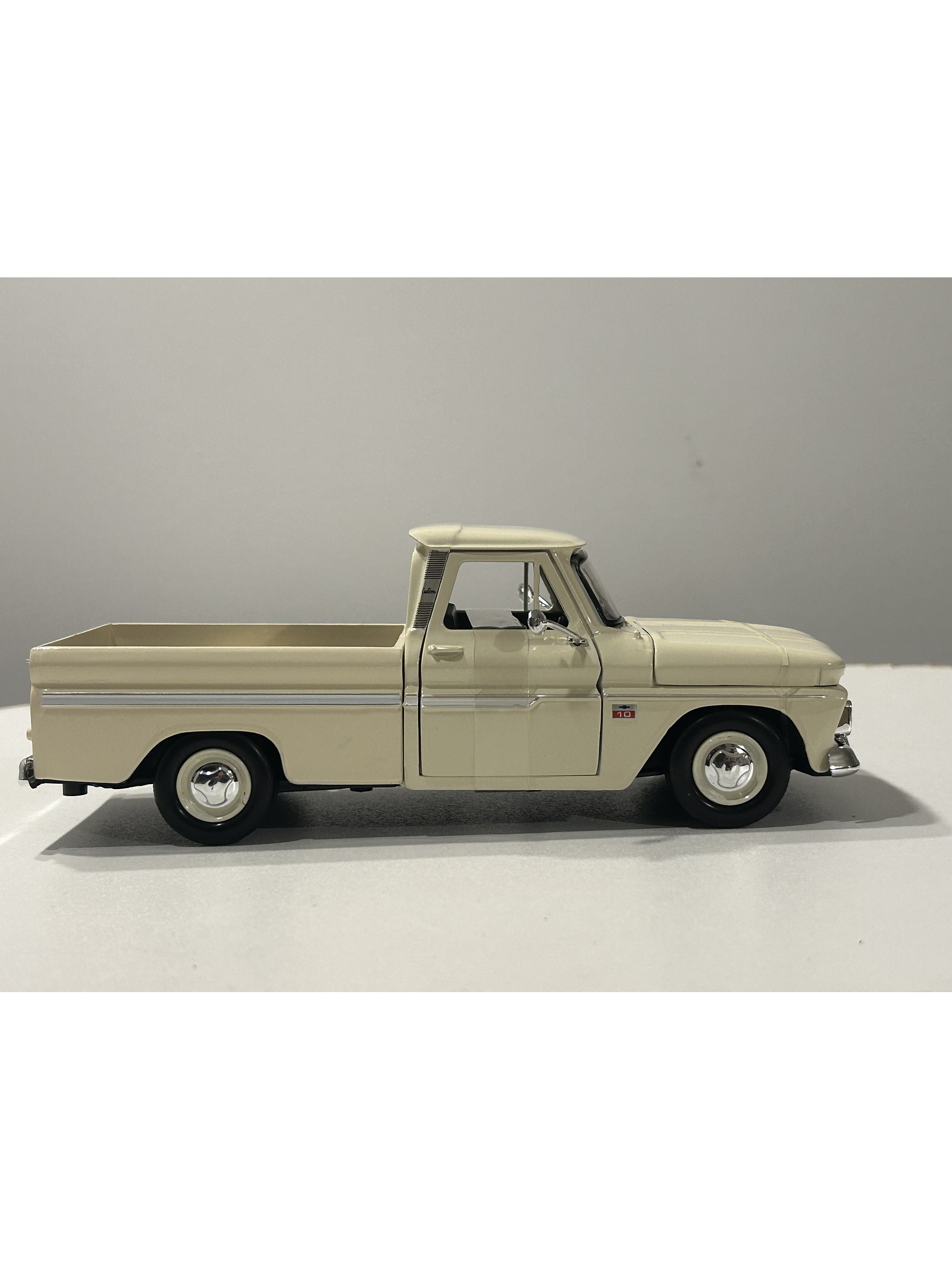 Motormax Chevrolet C10 Fleetside Pick-Up 1966, 1:24 – Clásico “C-10” primera generación | Ruta Nostalgia Chile 5