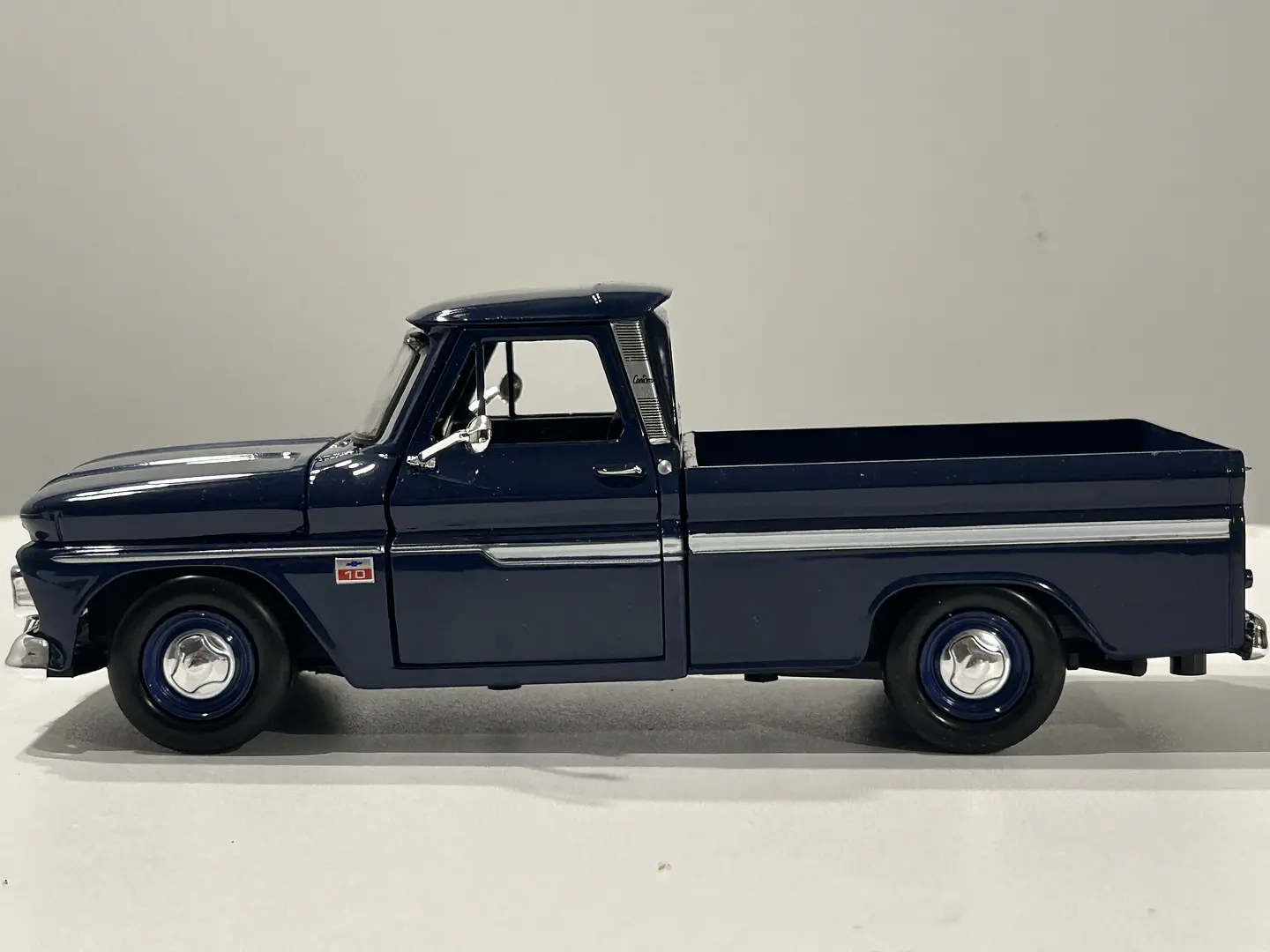 Camioneta Chevrolet C10 Fleetside Pick-Up | Motormax 1:24 18