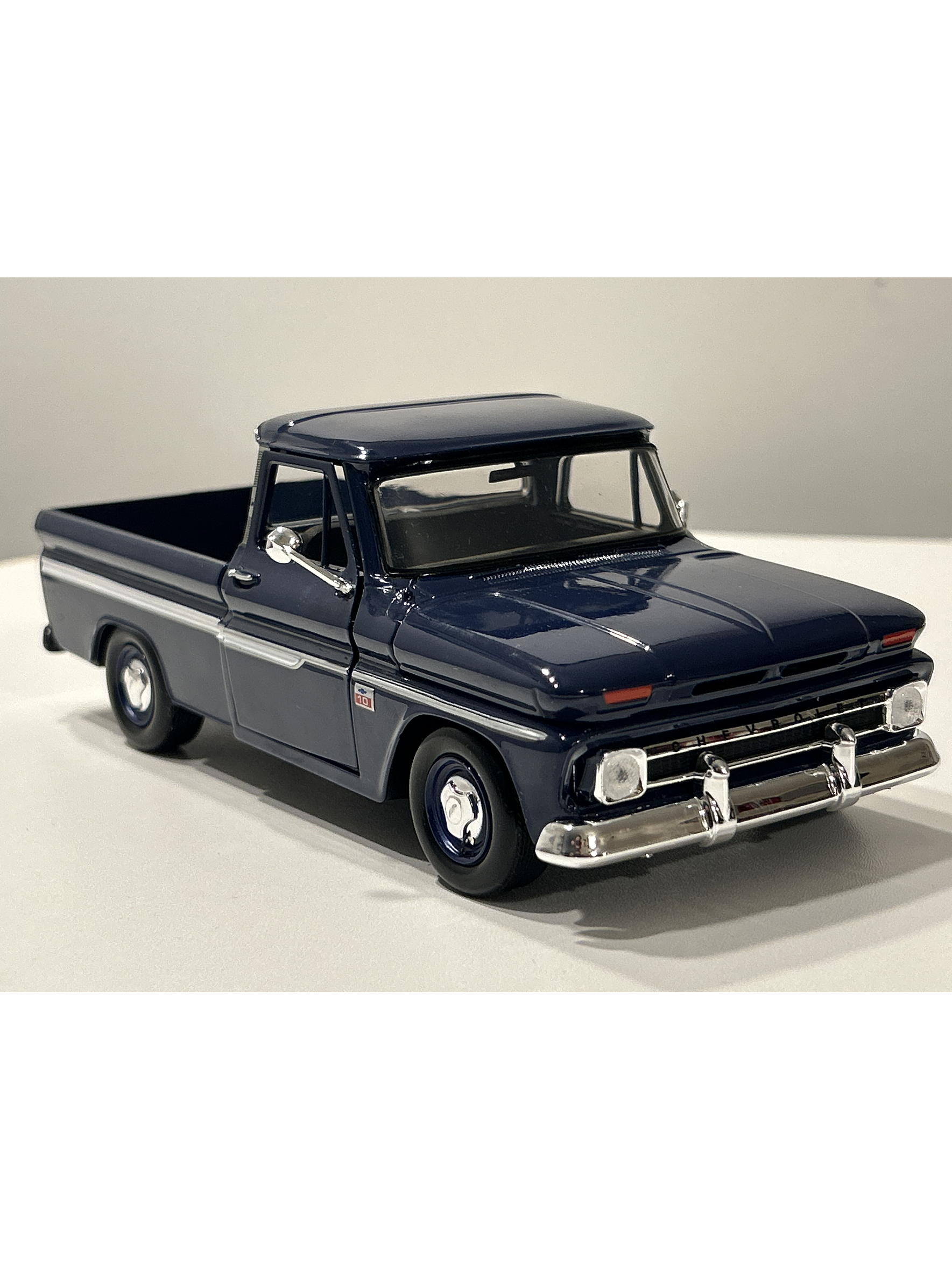 Motormax Chevrolet C10 Fleetside Pick-Up 1966, 1:24 – Clásico “C-10” primera generación | Ruta Nostalgia Chile 15