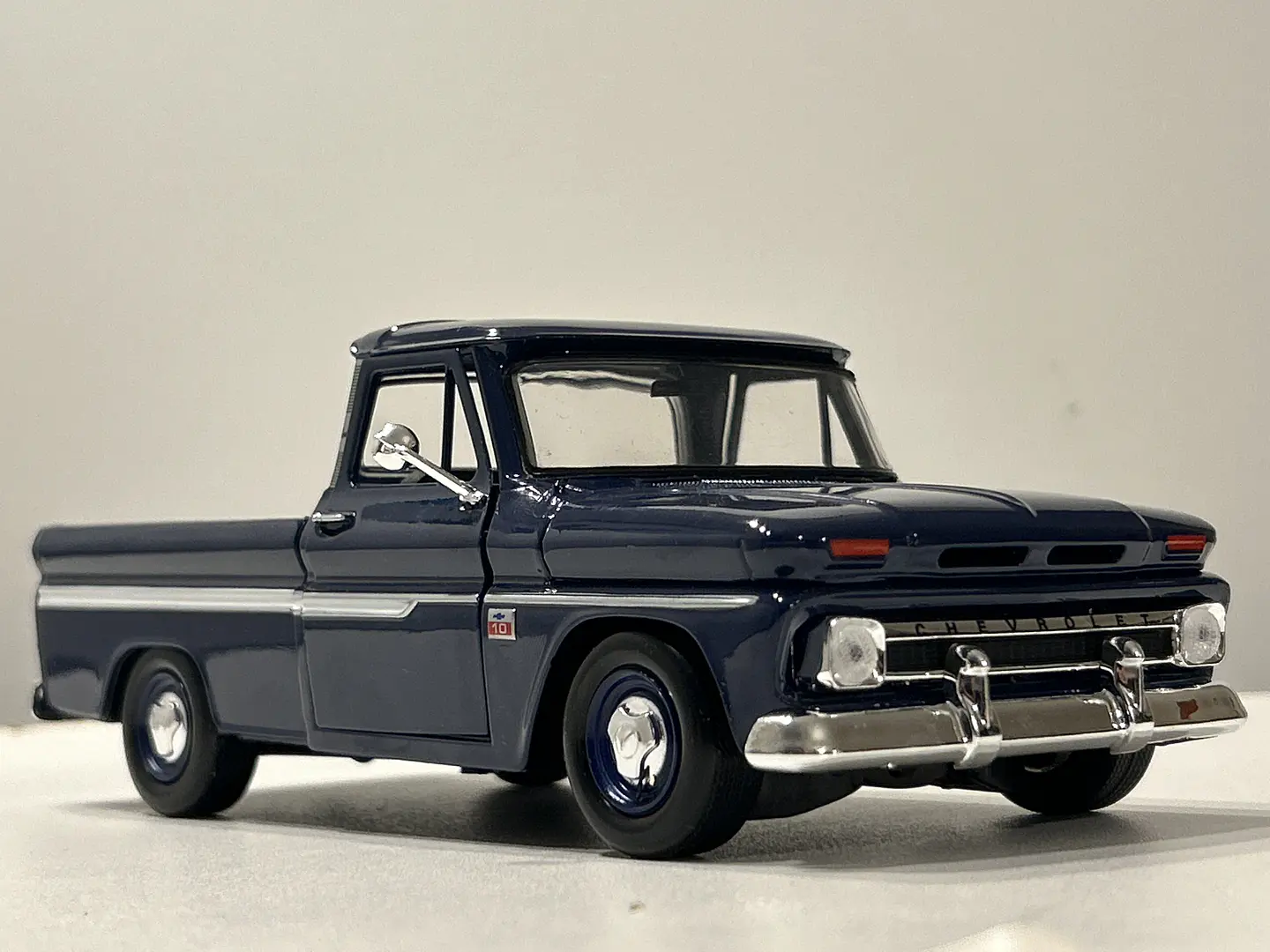 Camioneta Chevrolet C10 Fleetside Pick-Up | Motormax 1:24 23