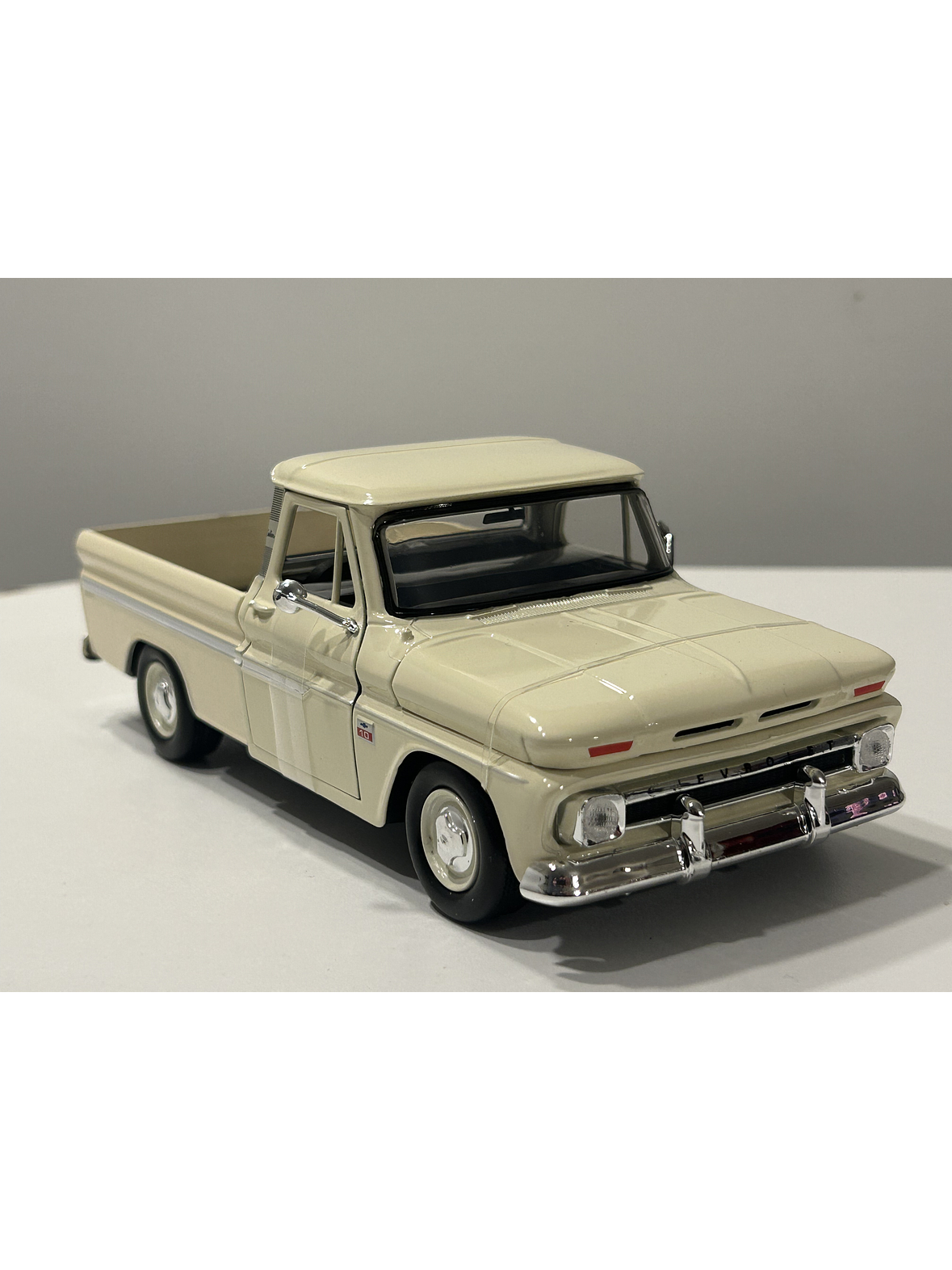 Motormax Chevrolet C10 Fleetside Pick-Up 1966, 1:24 – Clásico “C-10” primera generación | Ruta Nostalgia Chile 4