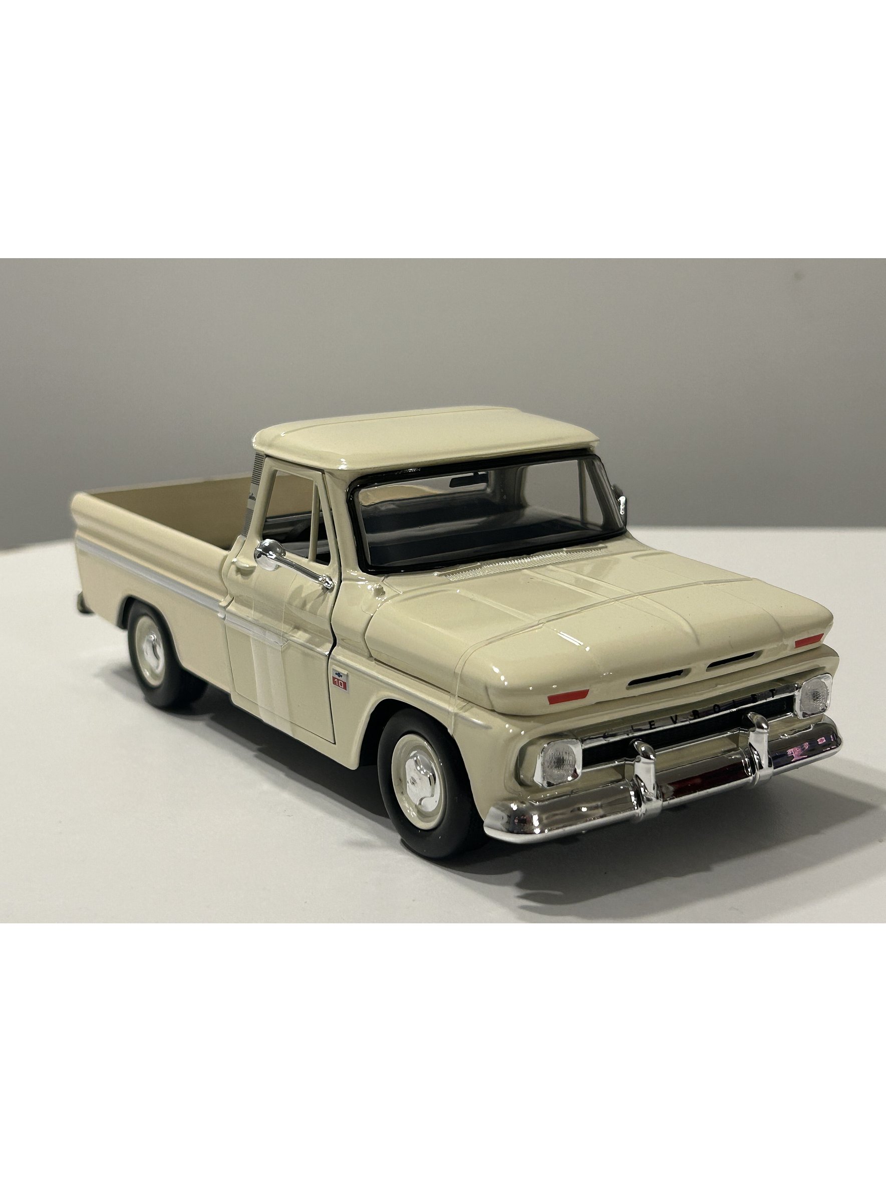 Motormax Chevrolet C10 Fleetside Pick-Up 1966, 1:24 – Clásico “C-10” primera generación | Ruta Nostalgia Chile 4