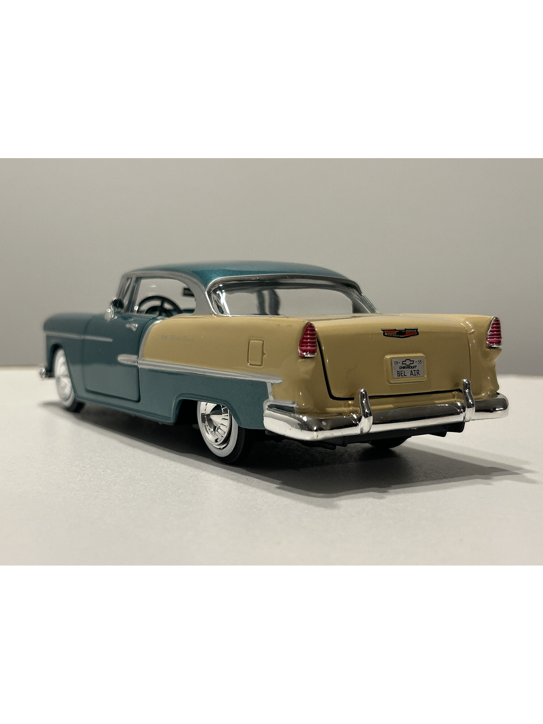 Motormax Chevrolet Bel Air Hardtop 1955 1:24 (verde metálico/beige) – Edición “Timeless Legends” 9