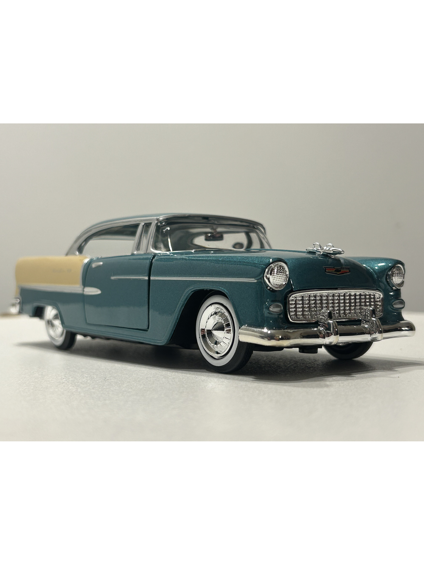 Motormax Chevrolet Bel Air Hardtop 1955 1:24 (verde metálico/beige) – Edición “Timeless Legends” 11