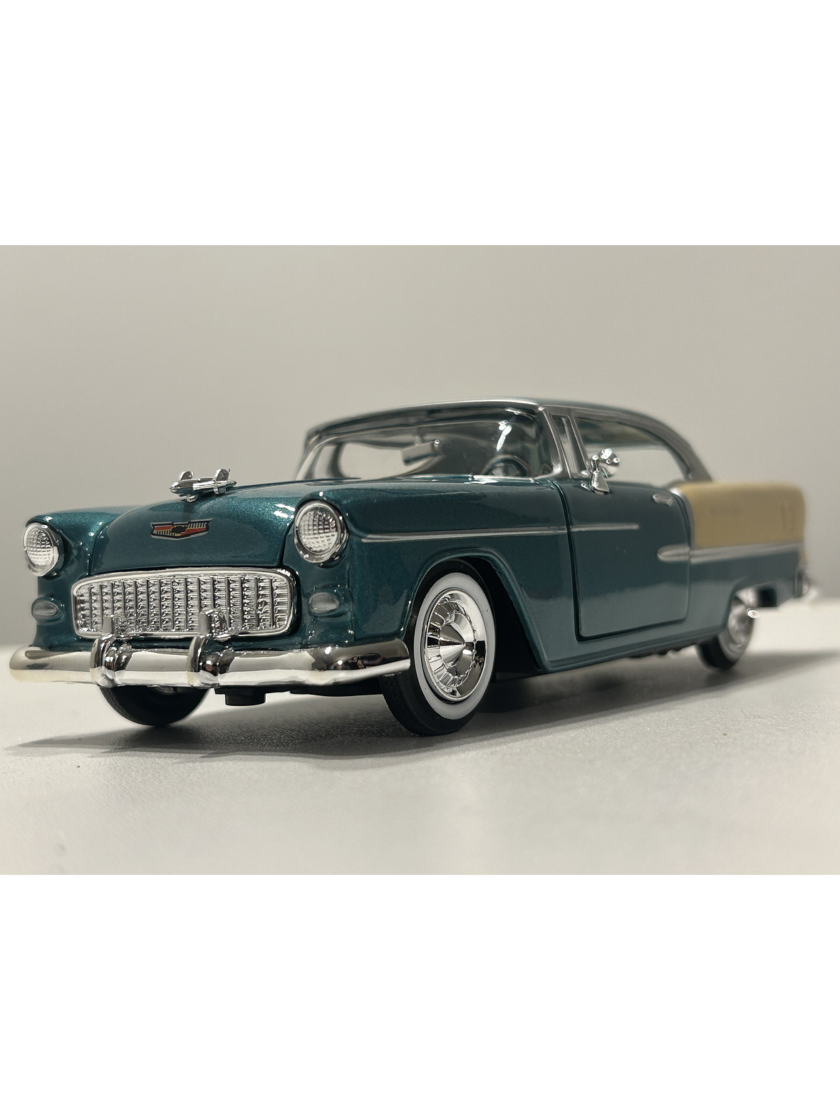 Motormax Chevrolet Bel Air Hardtop 1955 1:24 (verde metálico/beige) – Edición “Timeless Legends” 2