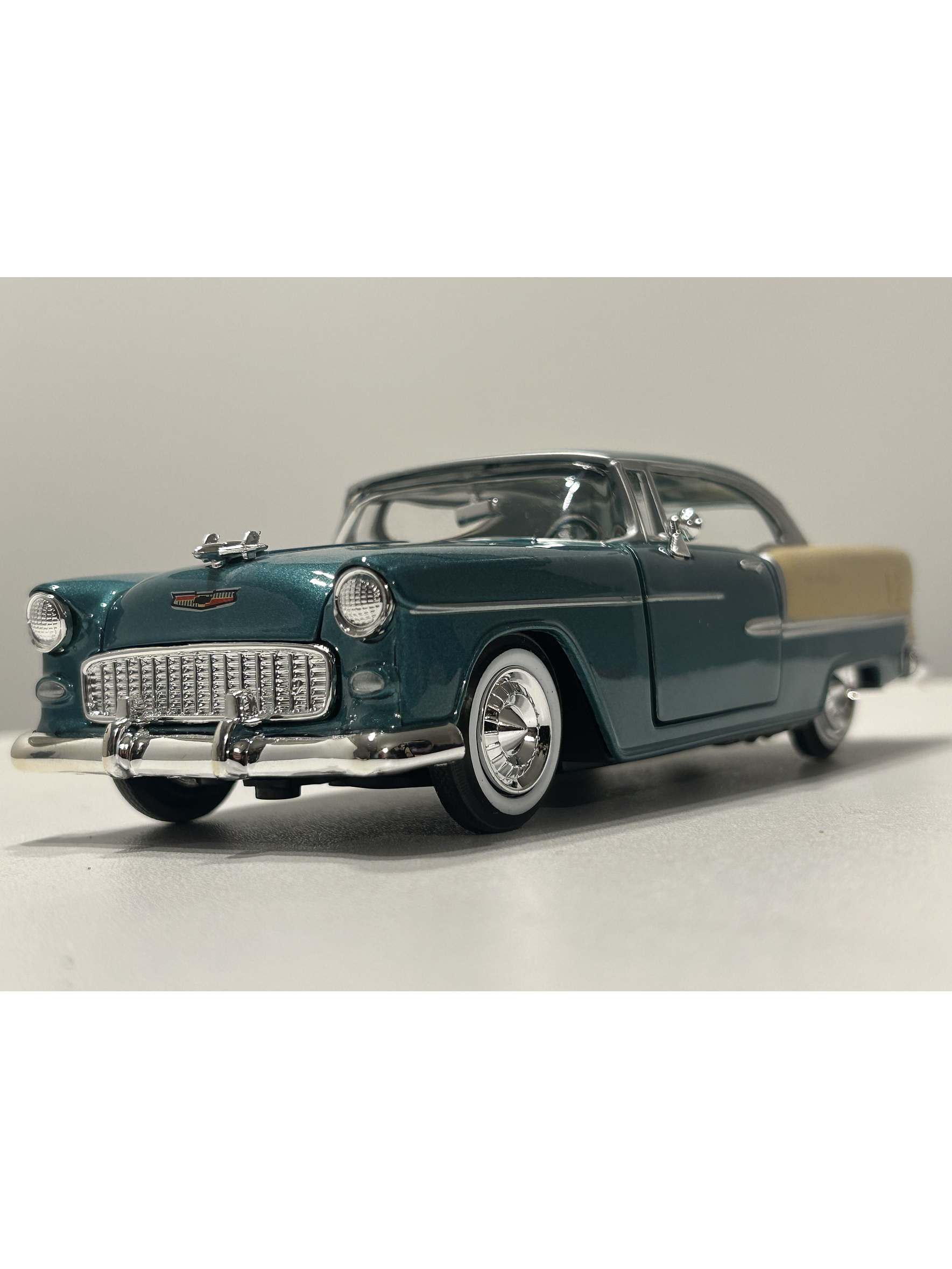 Motormax Chevrolet Bel Air Hardtop 1955 1:24 (verde metálico/beige) – Edición “Timeless Legends” 2