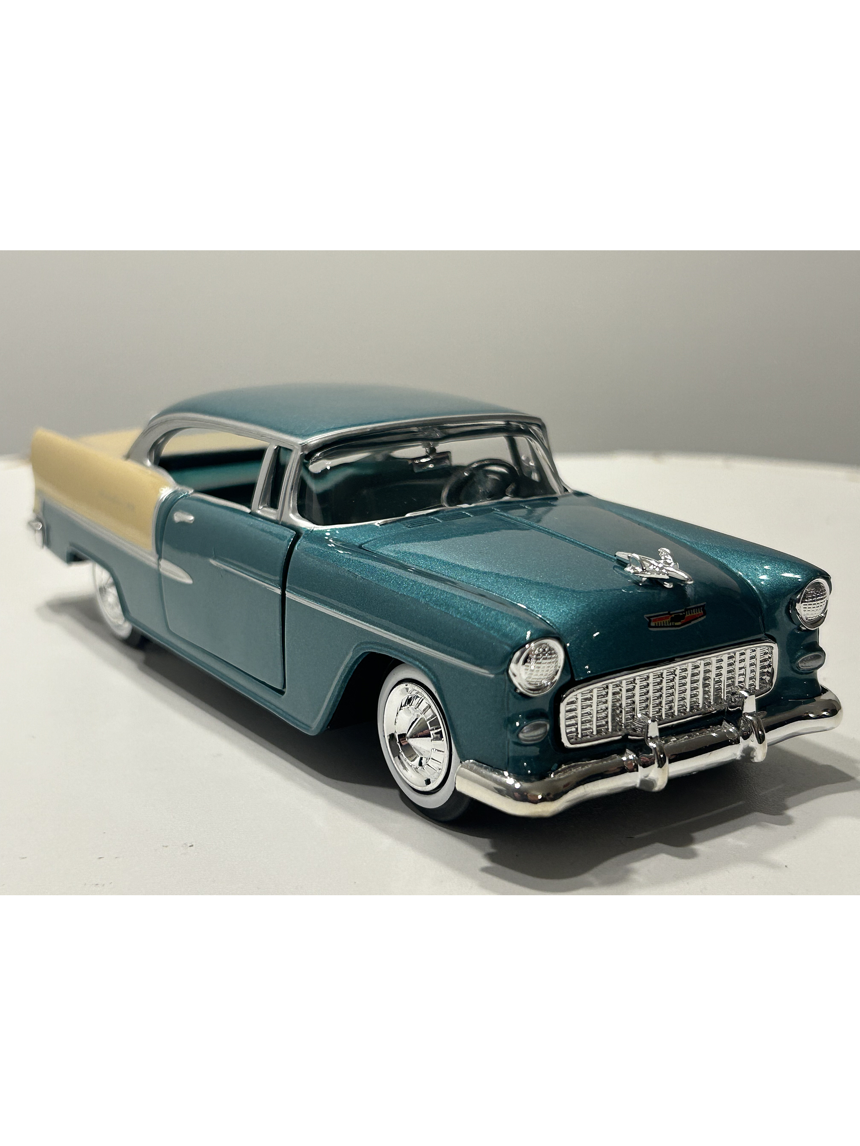 Motormax Chevrolet Bel Air Hardtop 1955 1:24 (verde metálico/beige) – Edición “Timeless Legends” 4