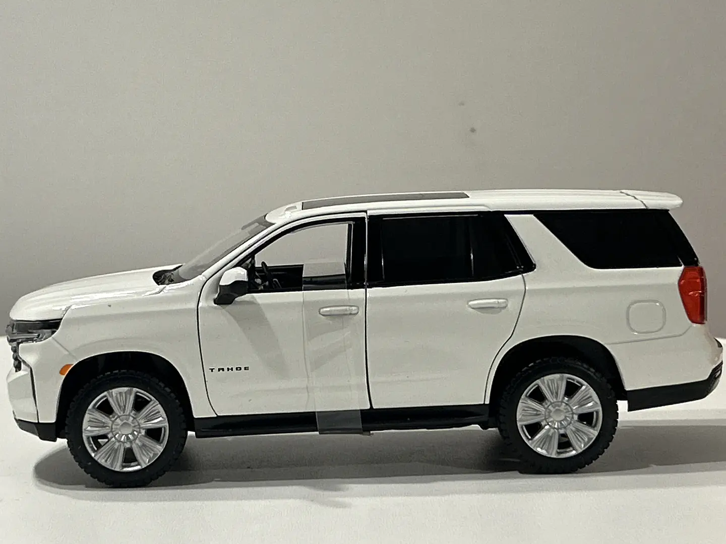 Camioneta Chevrolet Tahoe 2021 Maisto Special Edition 1:26 8