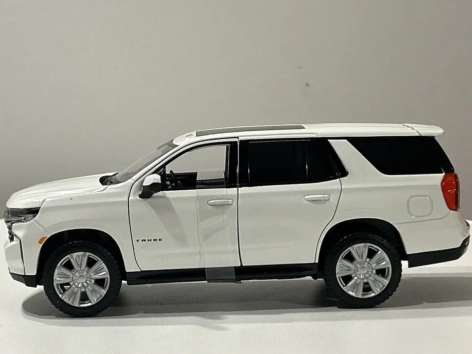 Camioneta Chevrolet Tahoe 2021 Maisto Special Edition 1:26 8