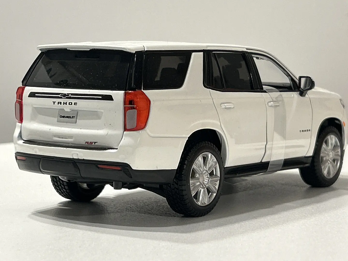 Camioneta Chevrolet Tahoe 2021 Maisto Special Edition 1:26 6