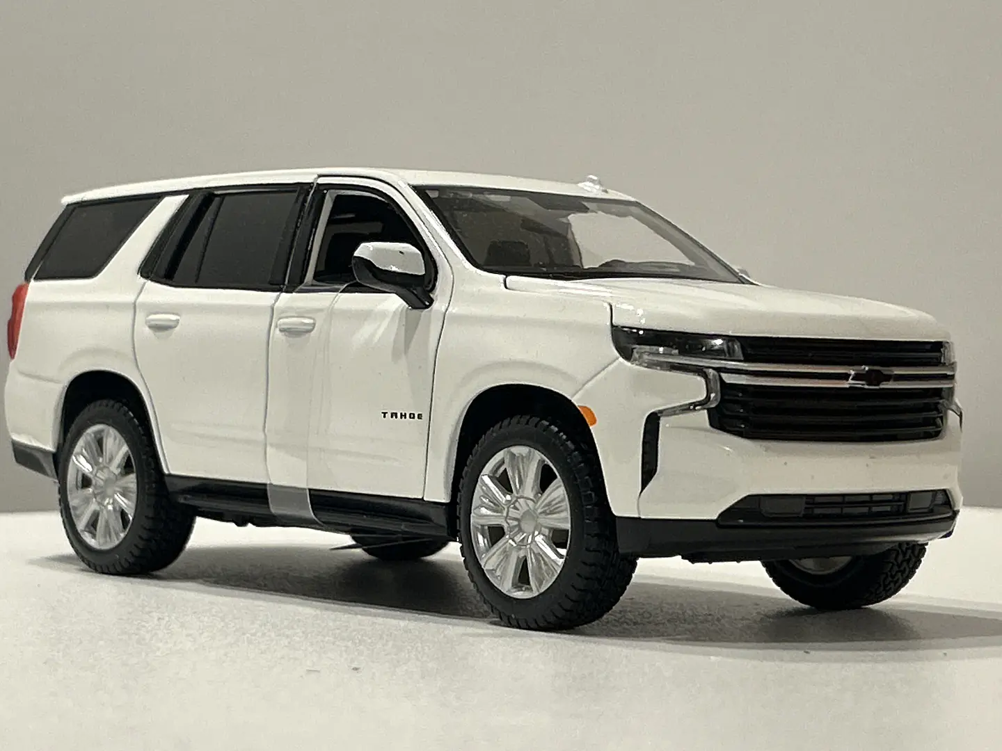 Camioneta Chevrolet Tahoe 2021 Maisto Special Edition 1:26 9
