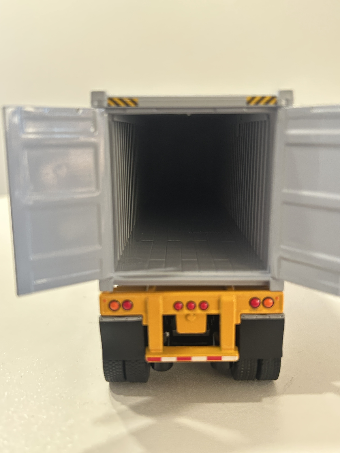 Freightliner Cascadia con tráiler esqueletal y contenedor 40’ MAERSK – Diecast Masters 1:50 8