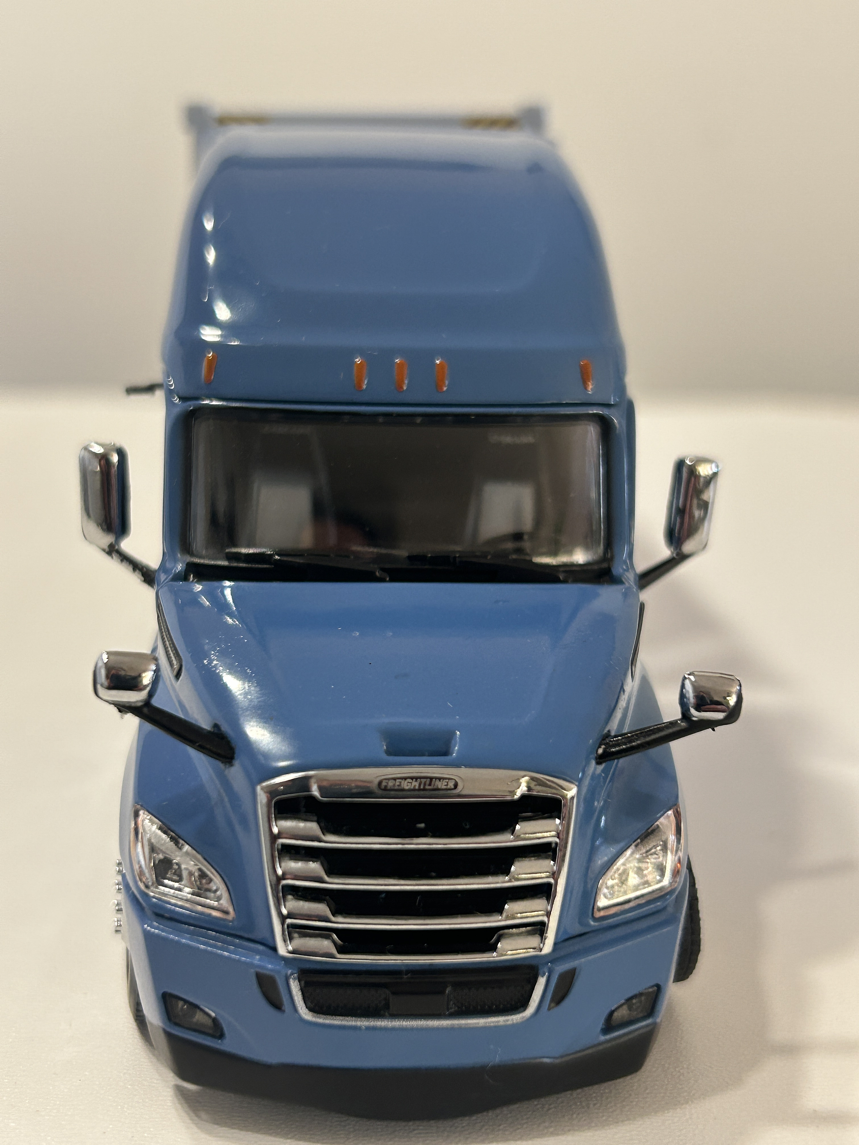 Freightliner Cascadia con tráiler esqueletal y contenedor 40’ MAERSK – Diecast Masters 1:50 4