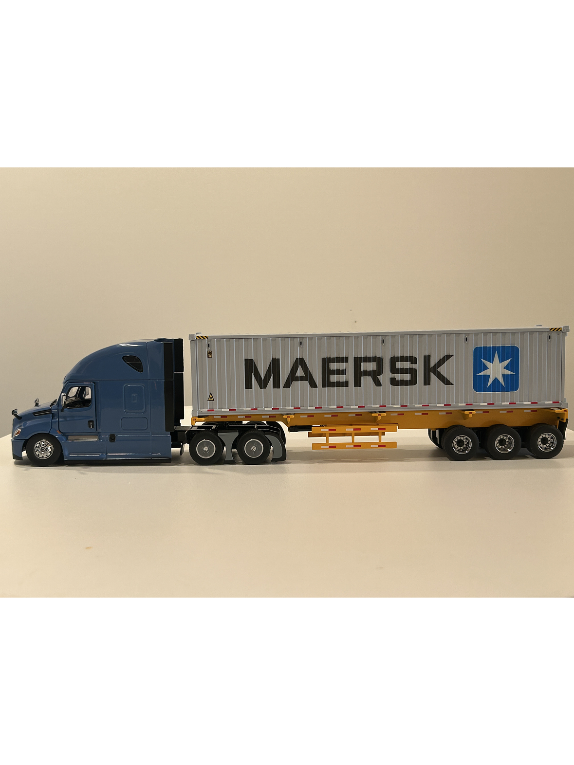 Freightliner Cascadia con tráiler esqueletal y contenedor 40’ MAERSK – Diecast Masters 1:50 10