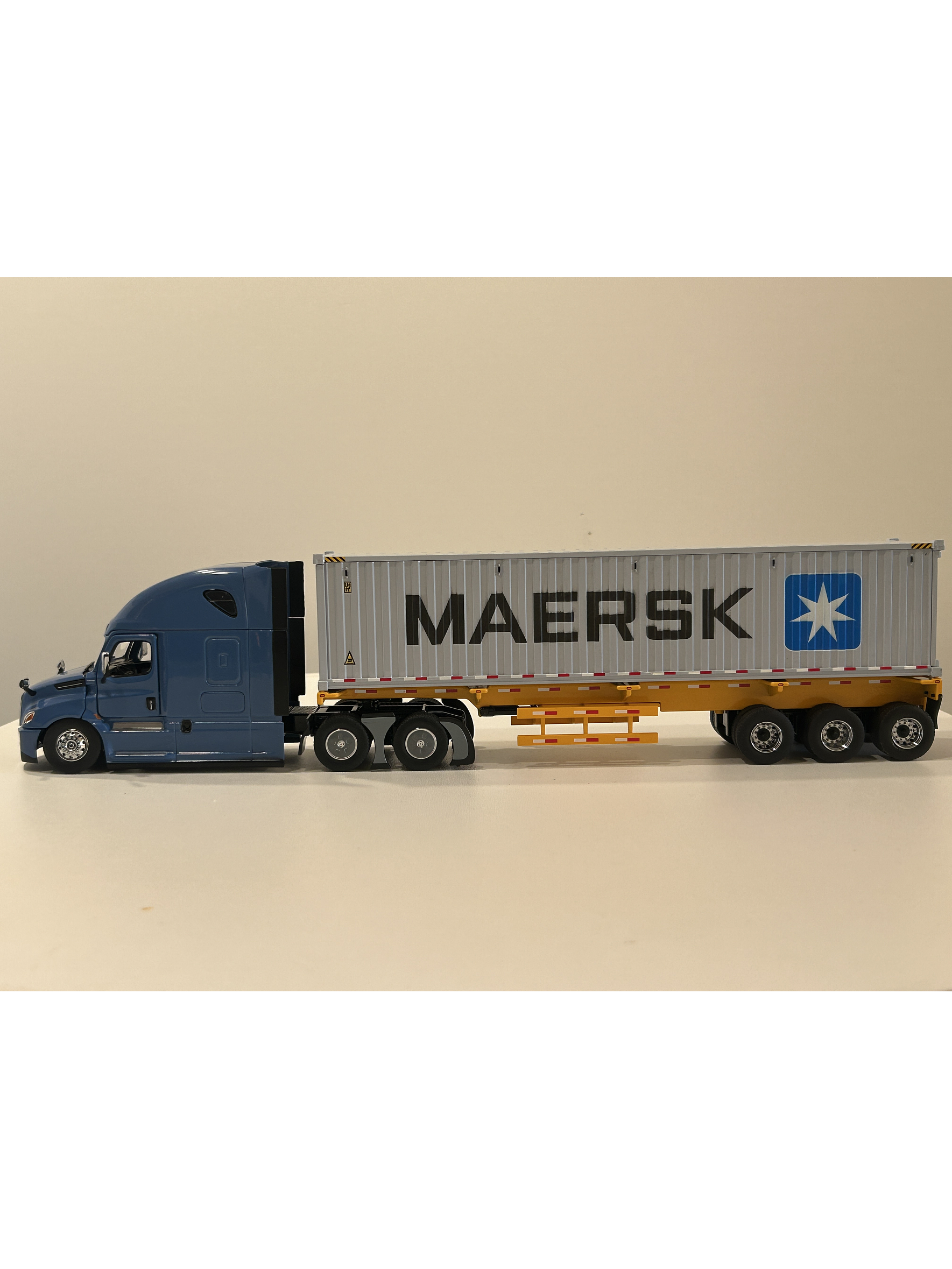 Freightliner Cascadia con tráiler esqueletal y contenedor 40’ MAERSK – Diecast Masters 1:50 10