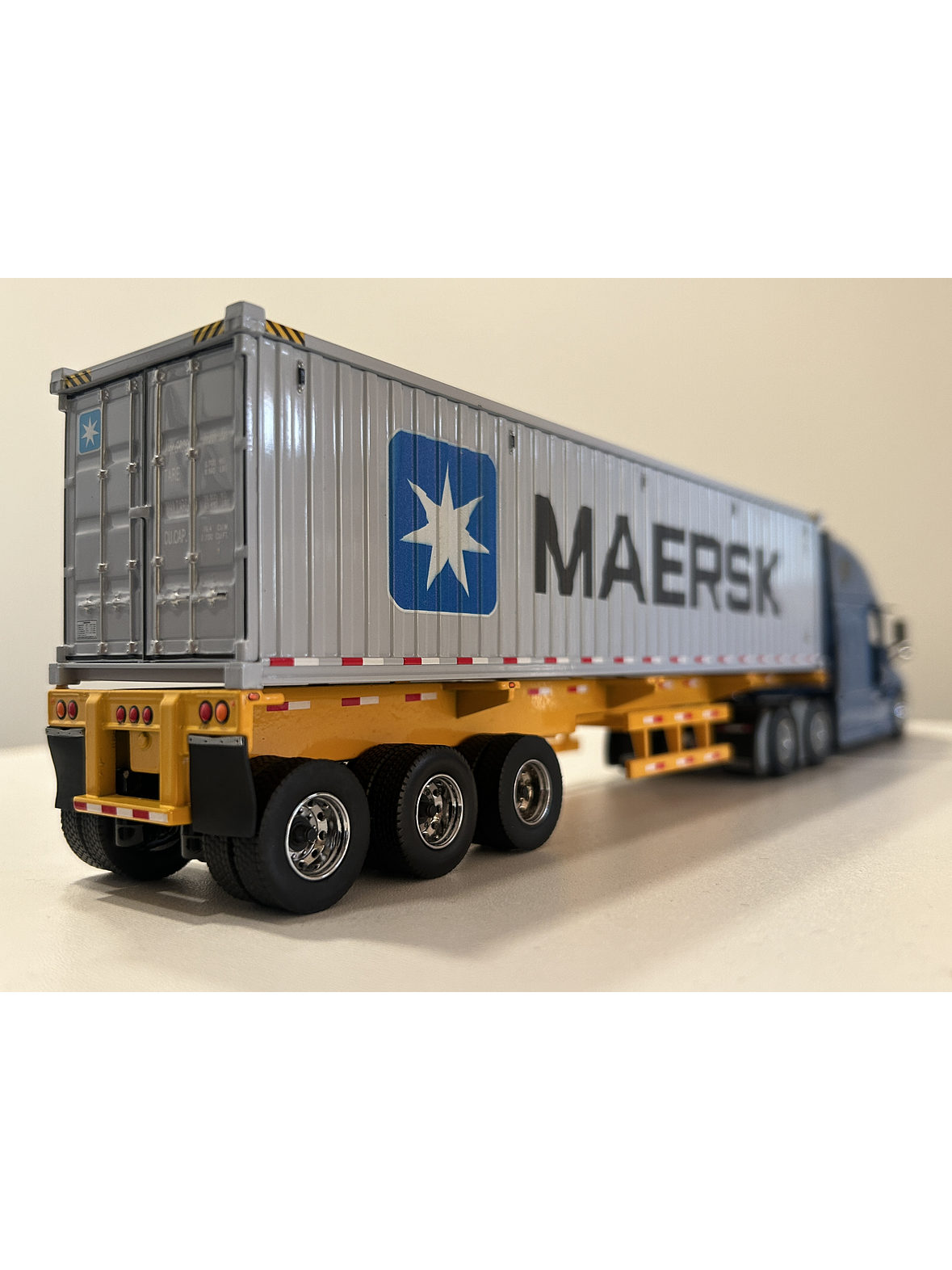 Freightliner Cascadia con tráiler esqueletal y contenedor 40’ MAERSK – Diecast Masters 1:50 7