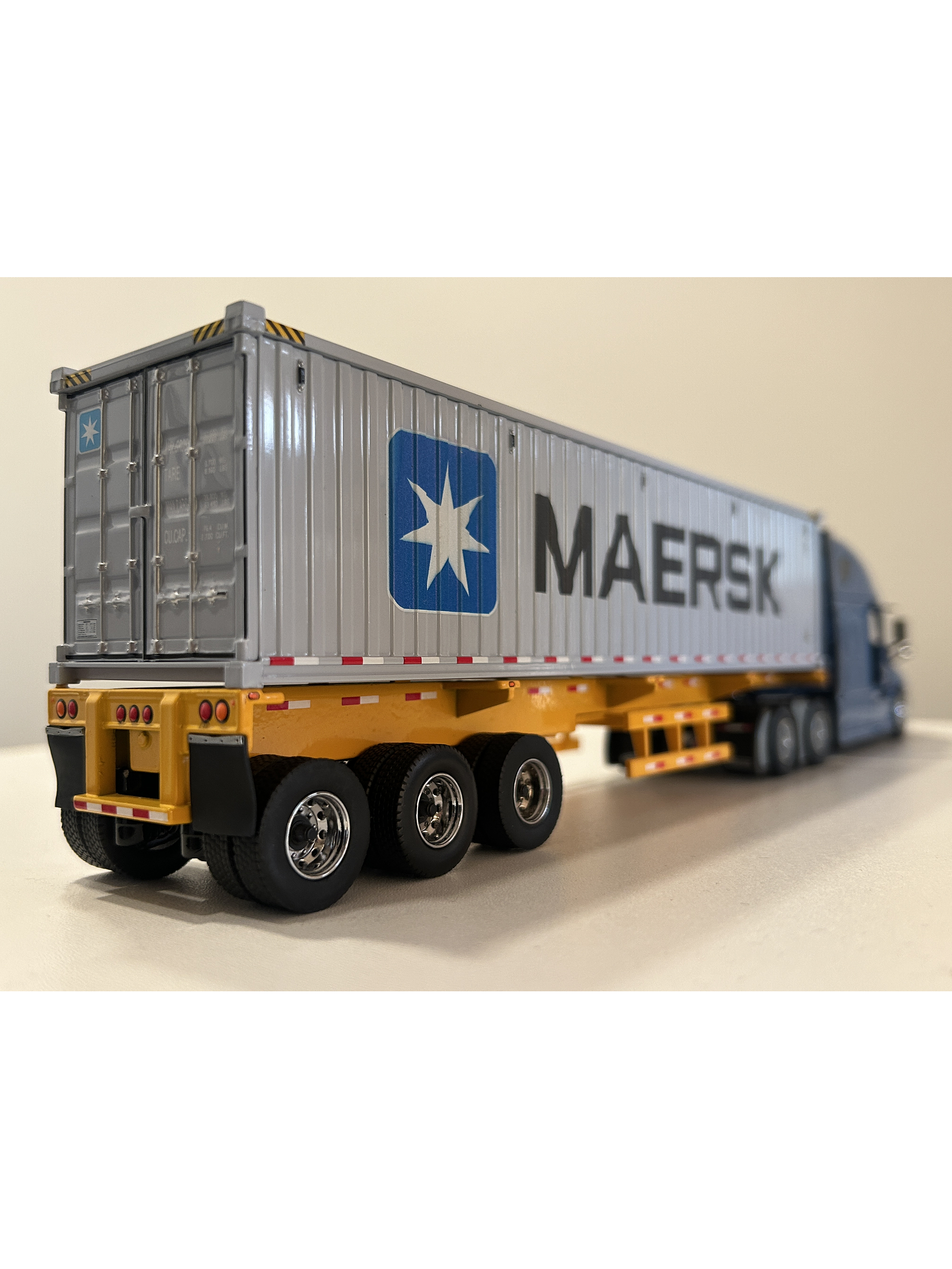 Freightliner Cascadia con tráiler esqueletal y contenedor 40’ MAERSK – Diecast Masters 1:50 7