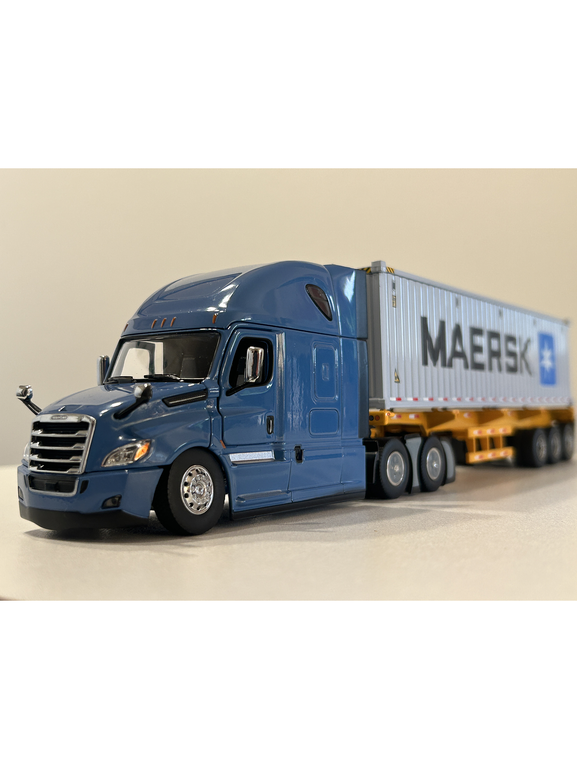 Freightliner Cascadia con tráiler esqueletal y contenedor 40’ MAERSK – Diecast Masters 1:50 1