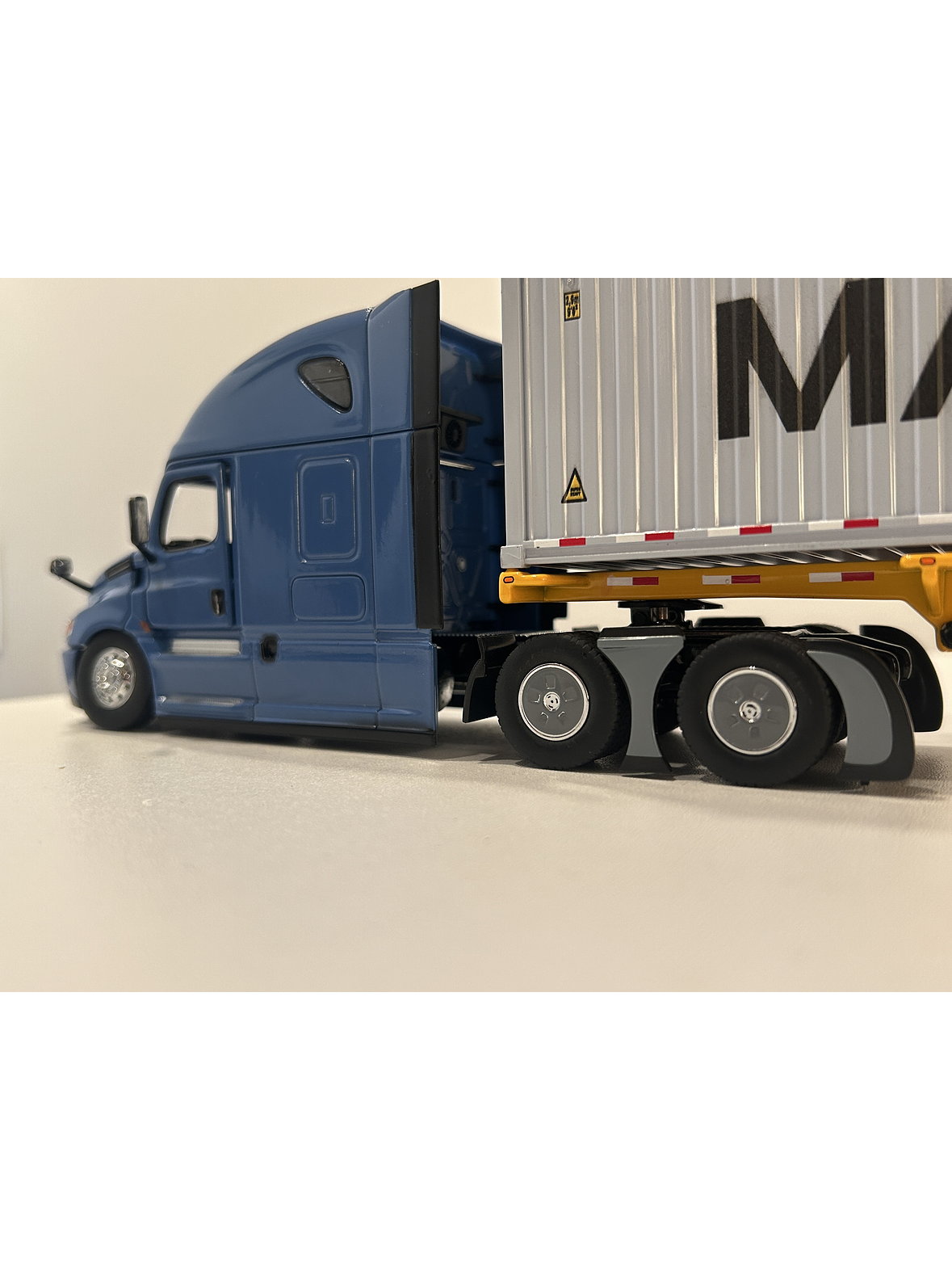 Freightliner Cascadia con tráiler esqueletal y contenedor 40’ MAERSK – Diecast Masters 1:50 11