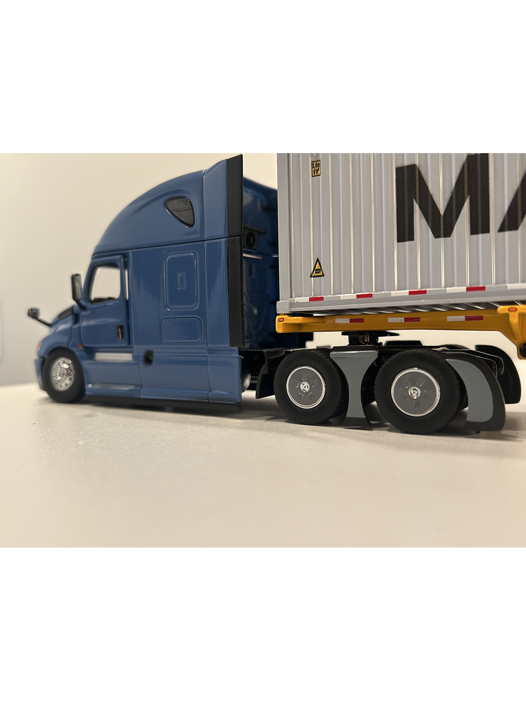 Freightliner Cascadia con tráiler esqueletal y contenedor 40’ MAERSK – Diecast Masters 1:50 11