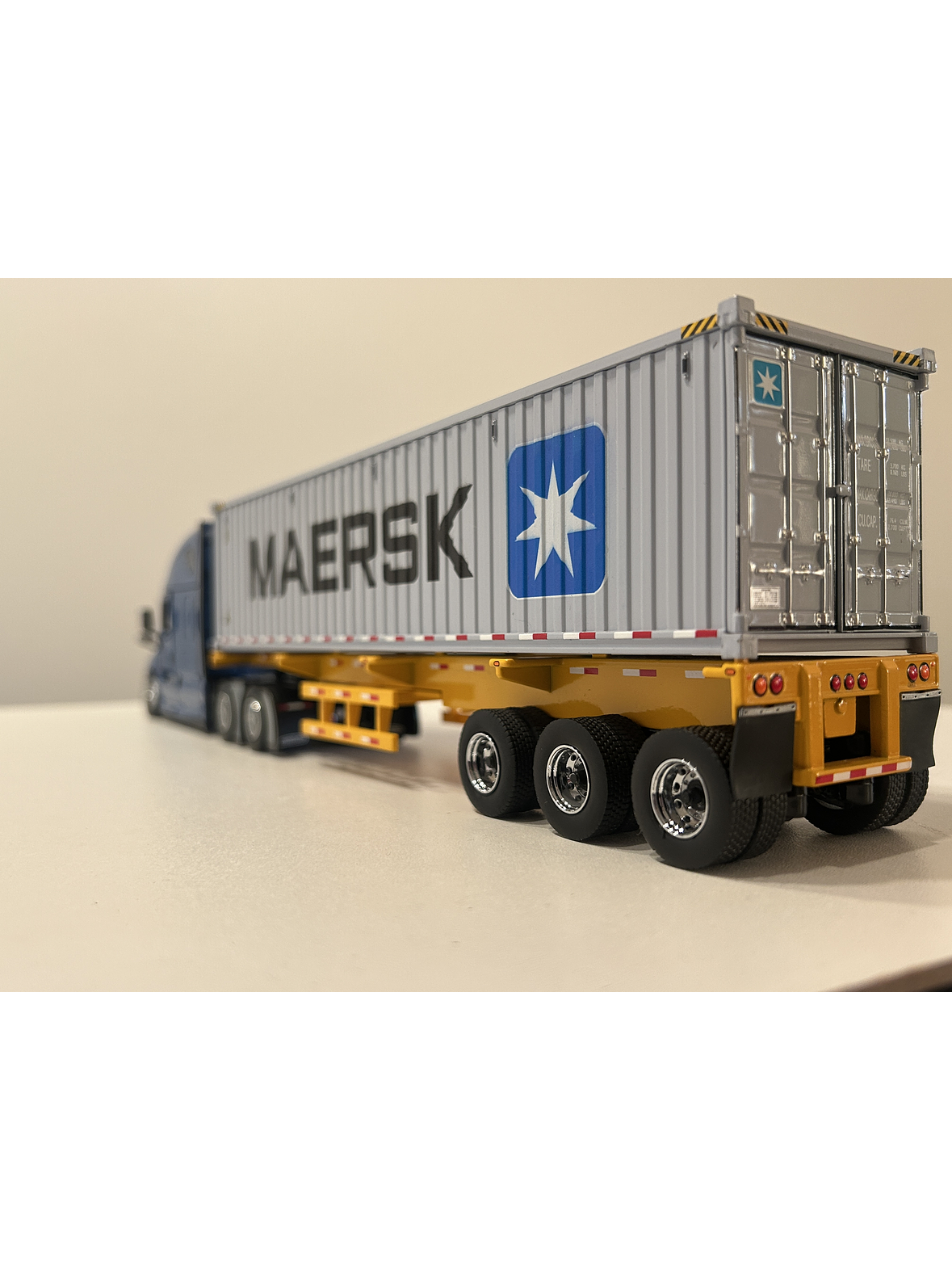 Freightliner Cascadia con tráiler esqueletal y contenedor 40’ MAERSK – Diecast Masters 1:50 9
