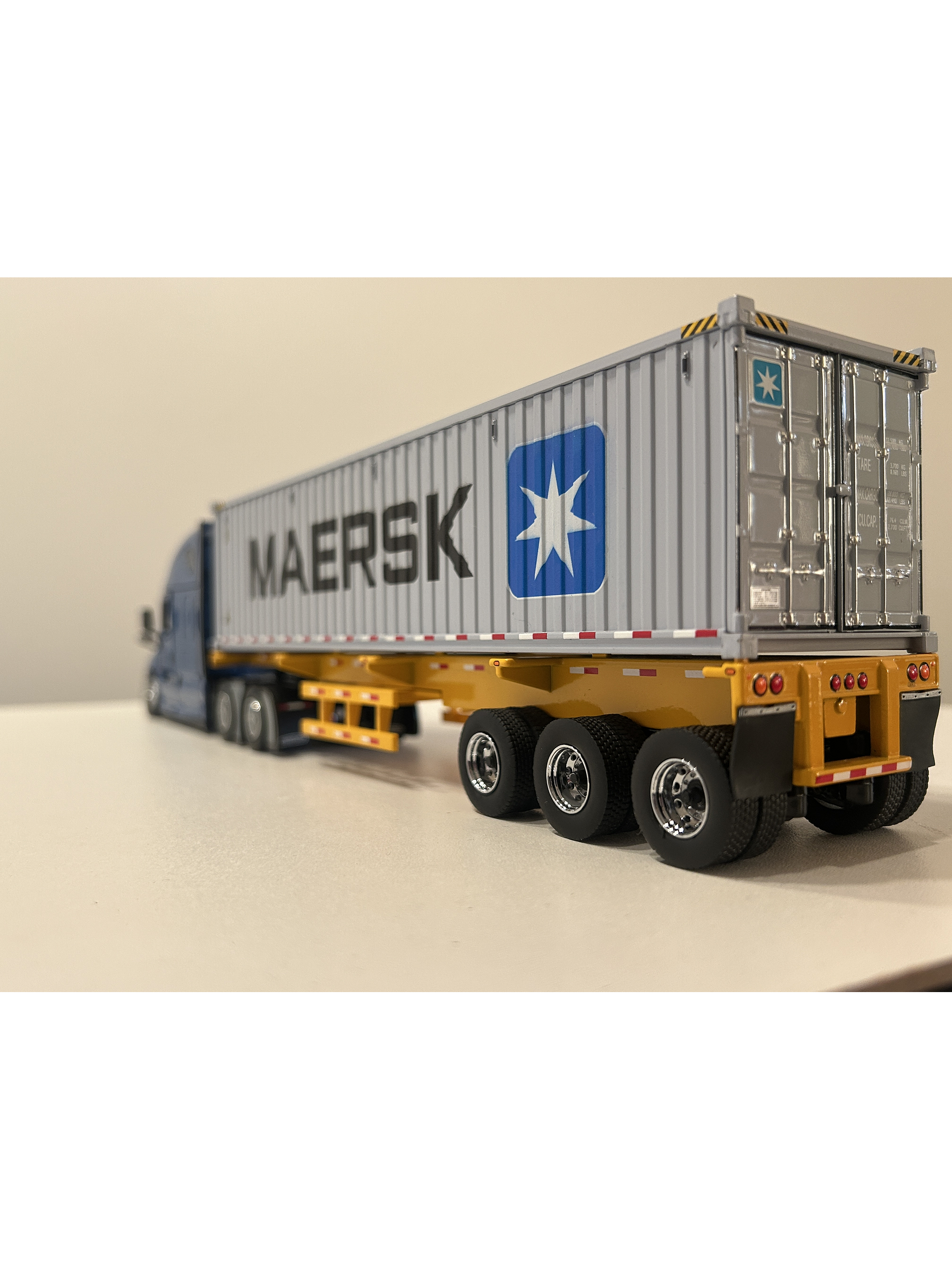 Freightliner Cascadia con tráiler esqueletal y contenedor 40’ MAERSK – Diecast Masters 1:50 9