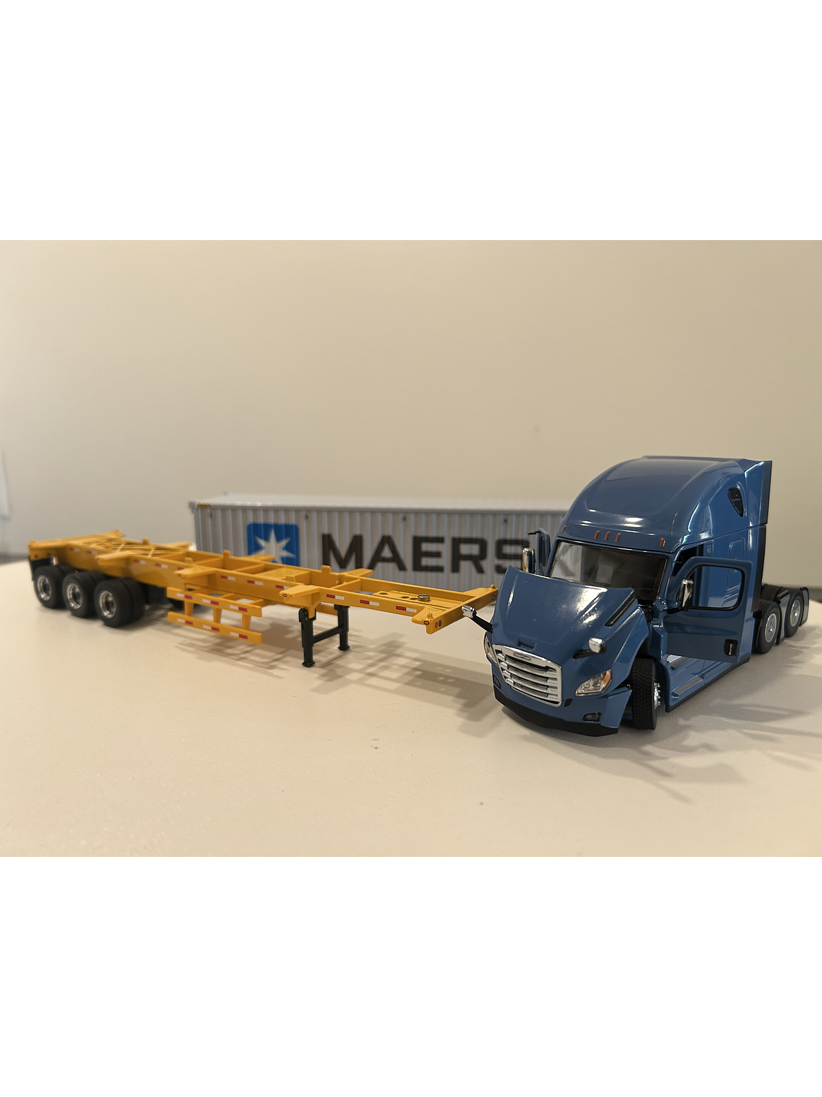 Freightliner Cascadia con tráiler esqueletal y contenedor 40’ MAERSK – Diecast Masters 1:50 3
