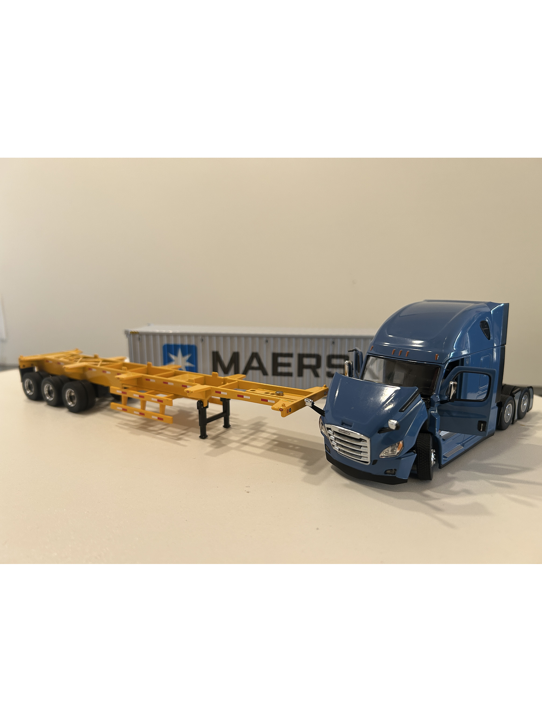 Freightliner Cascadia con tráiler esqueletal y contenedor 40’ MAERSK – Diecast Masters 1:50 3