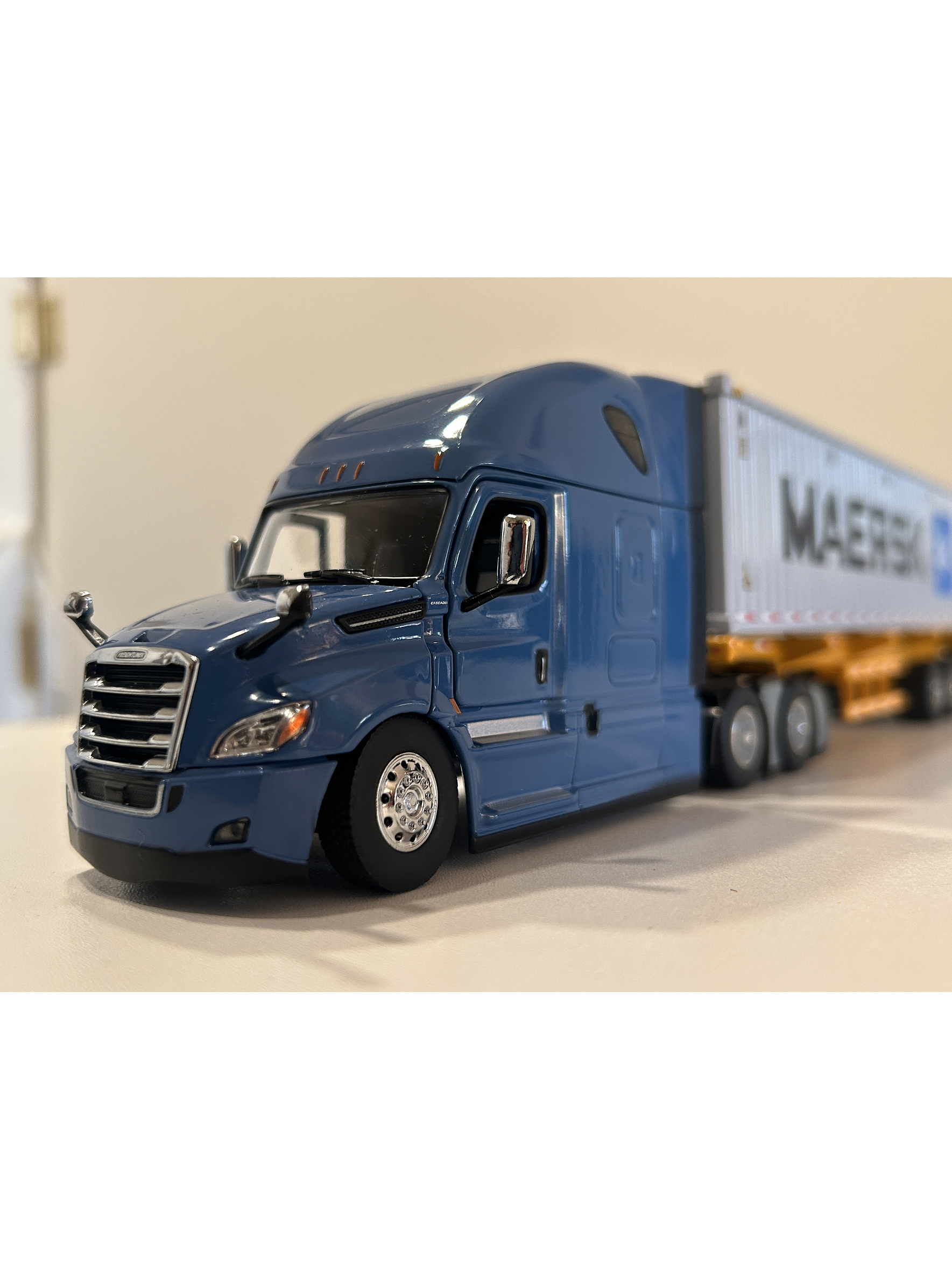 Freightliner Cascadia con tráiler esqueletal y contenedor 40’ MAERSK – Diecast Masters 1:50 12