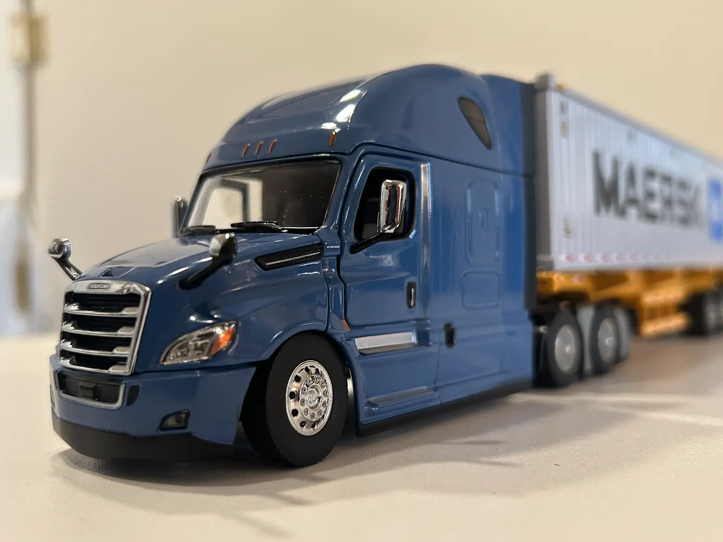Camión Freightliner Cascadia con | Diecast Masters 1:50 14