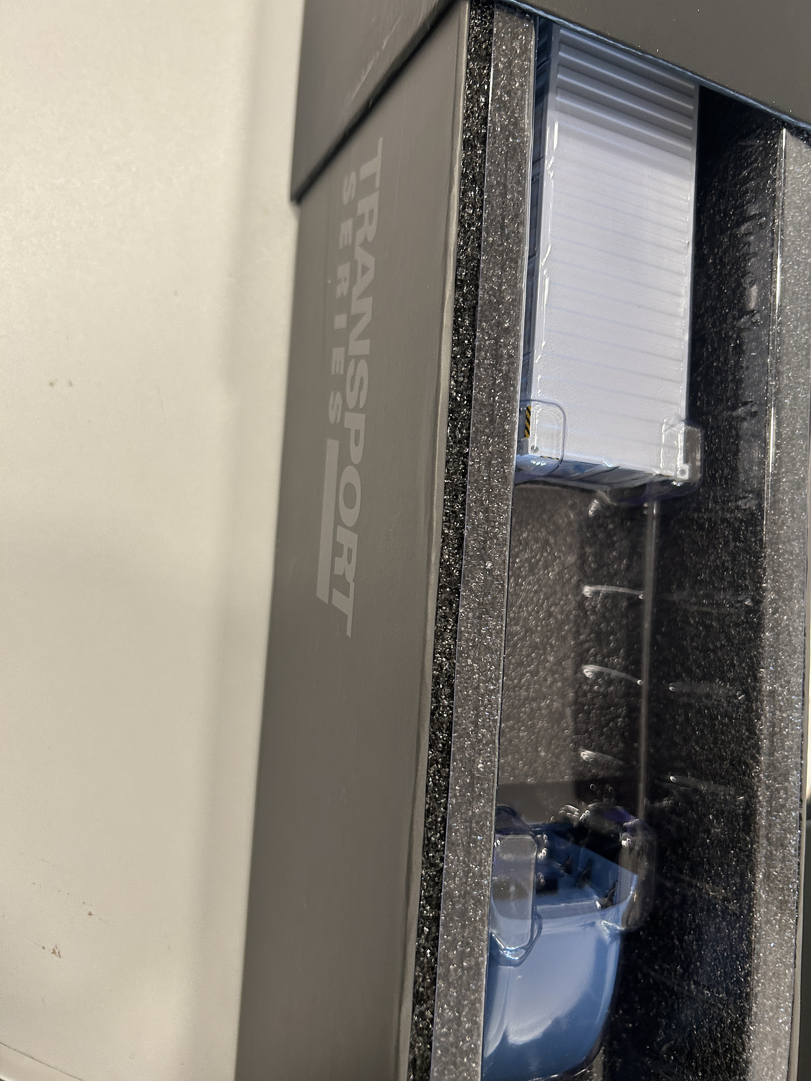 Freightliner Cascadia con tráiler esqueletal y contenedor 40’ MAERSK – Diecast Masters 1:50 14