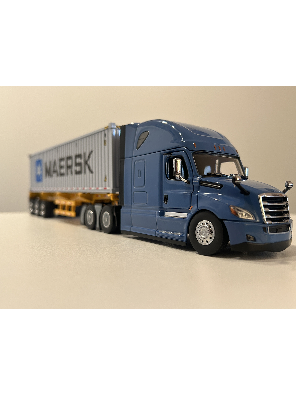 Freightliner Cascadia con tráiler esqueletal y contenedor 40’ MAERSK – Diecast Masters 1:50 5