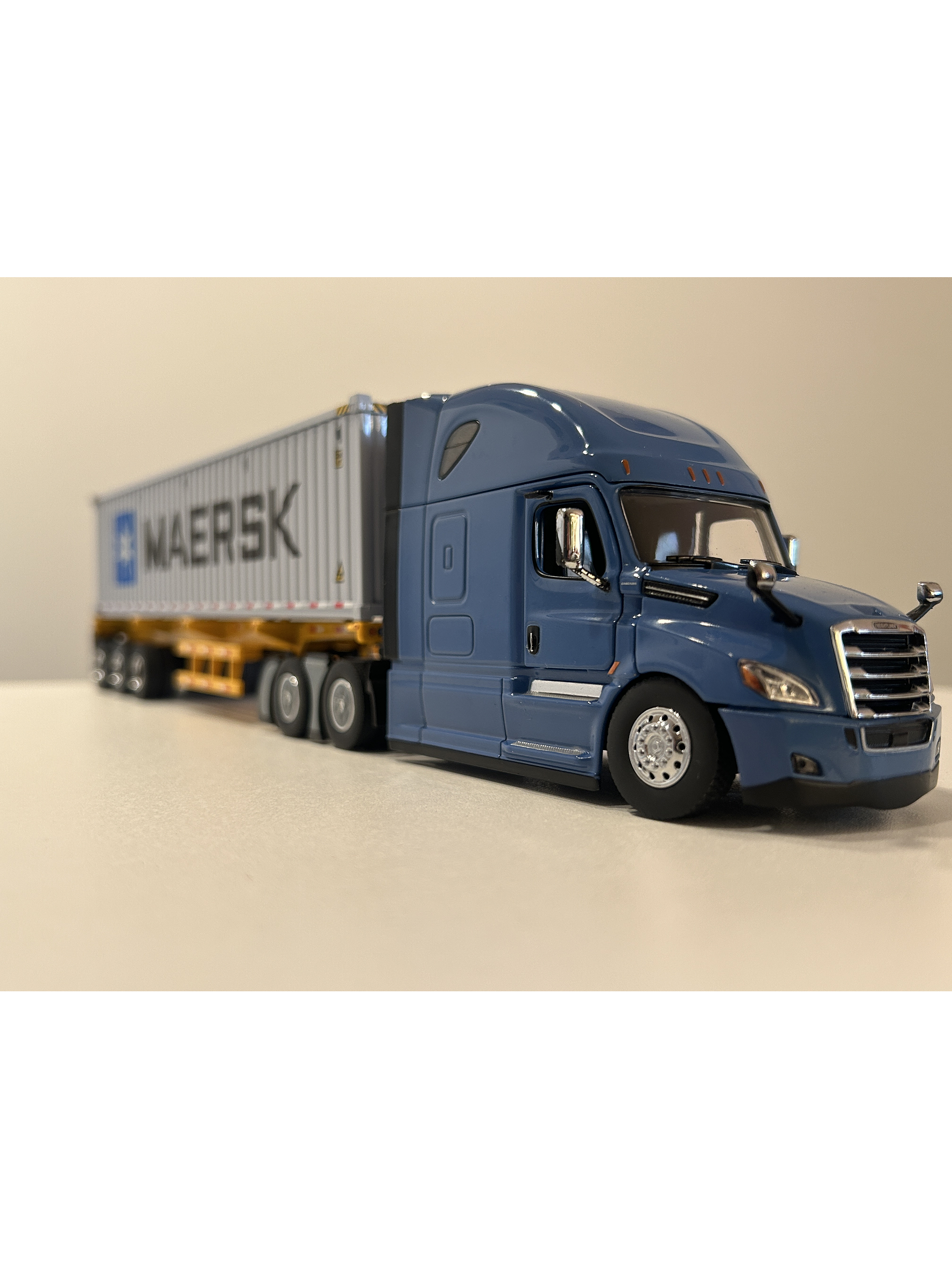 Freightliner Cascadia con tráiler esqueletal y contenedor 40’ MAERSK – Diecast Masters 1:50 5